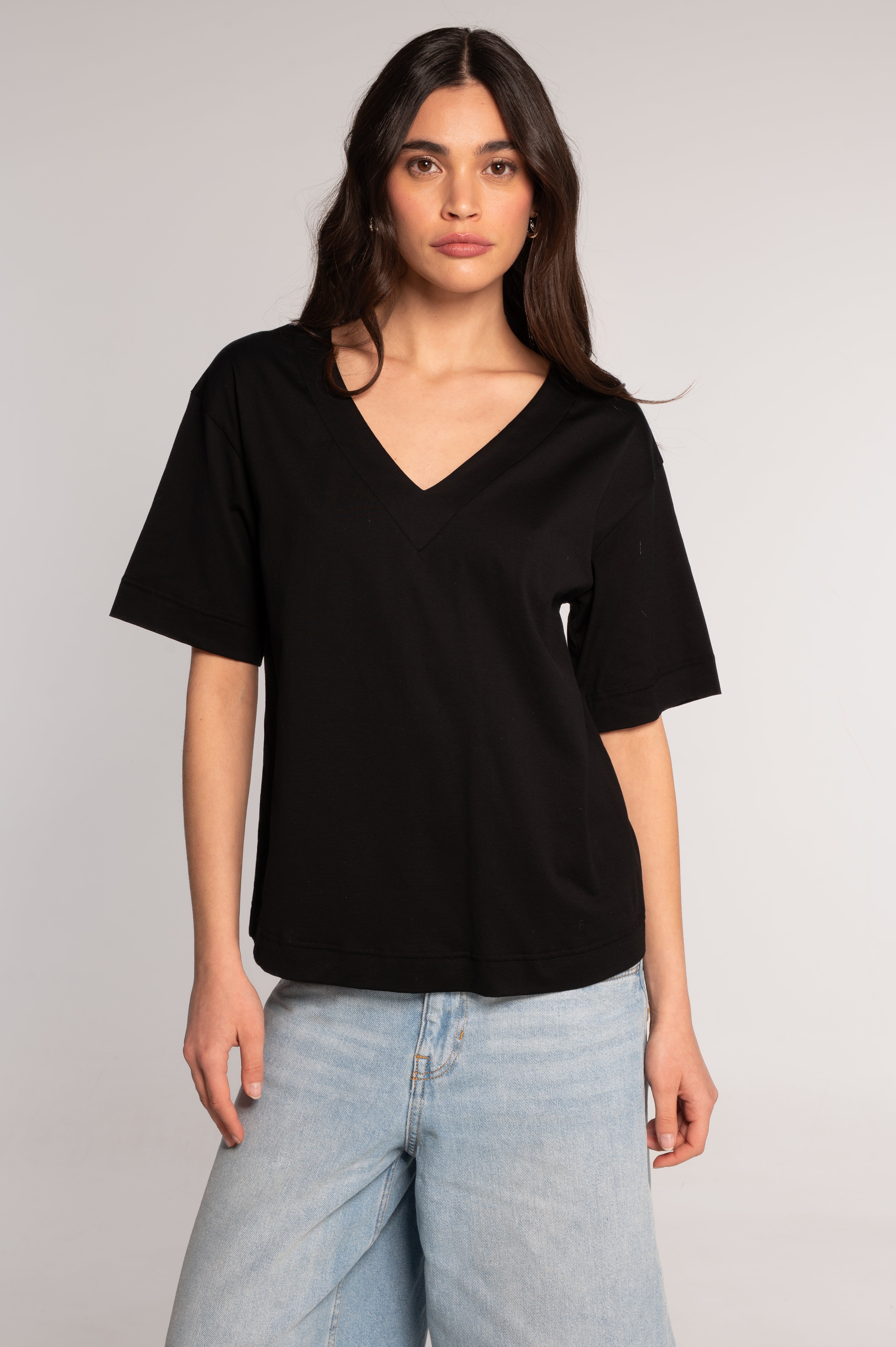 V neck T-shirt in jersey cotton 411