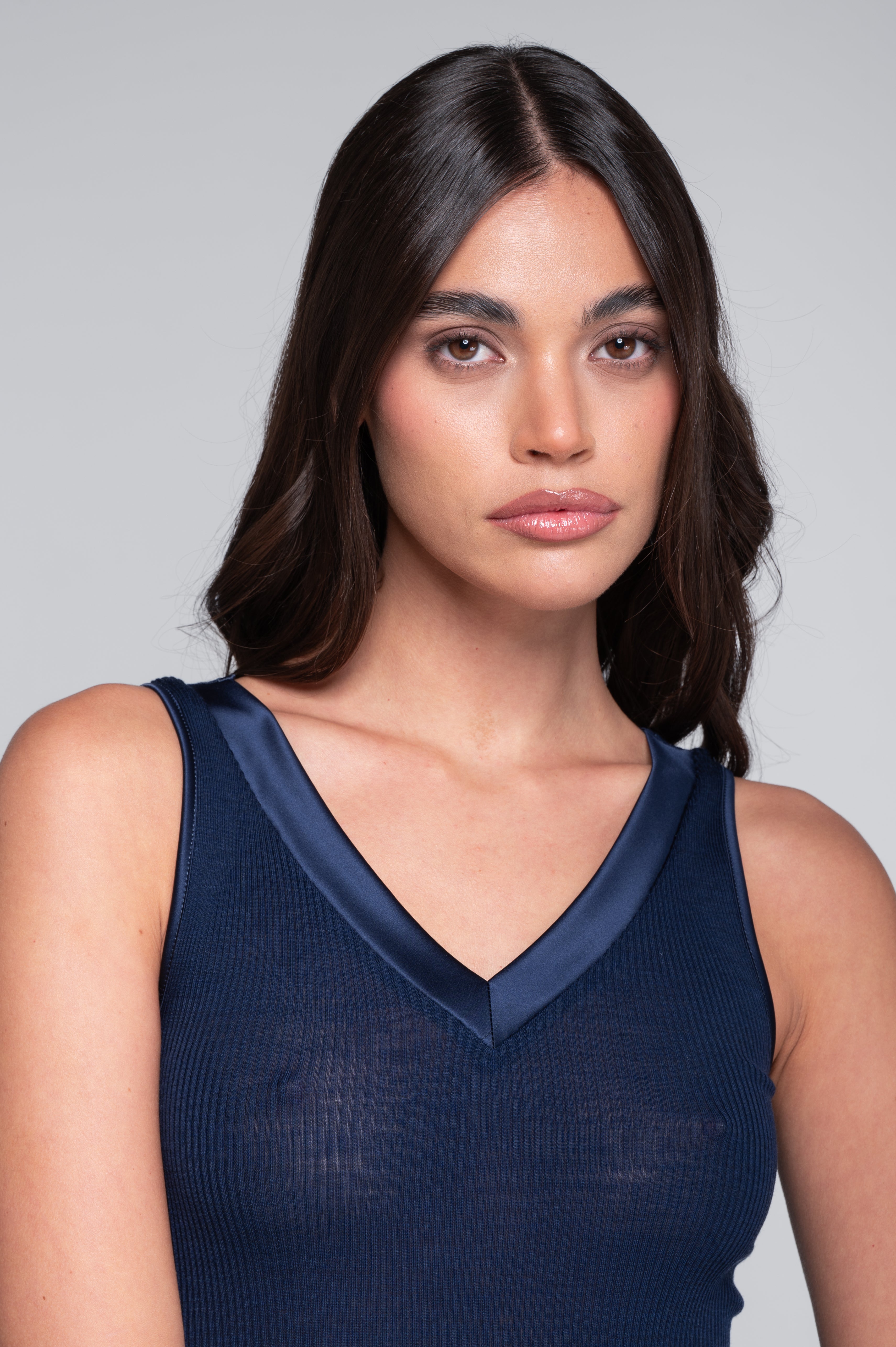 Canotta Elegance in Raso di Lana e Seta con scollo a V 4247