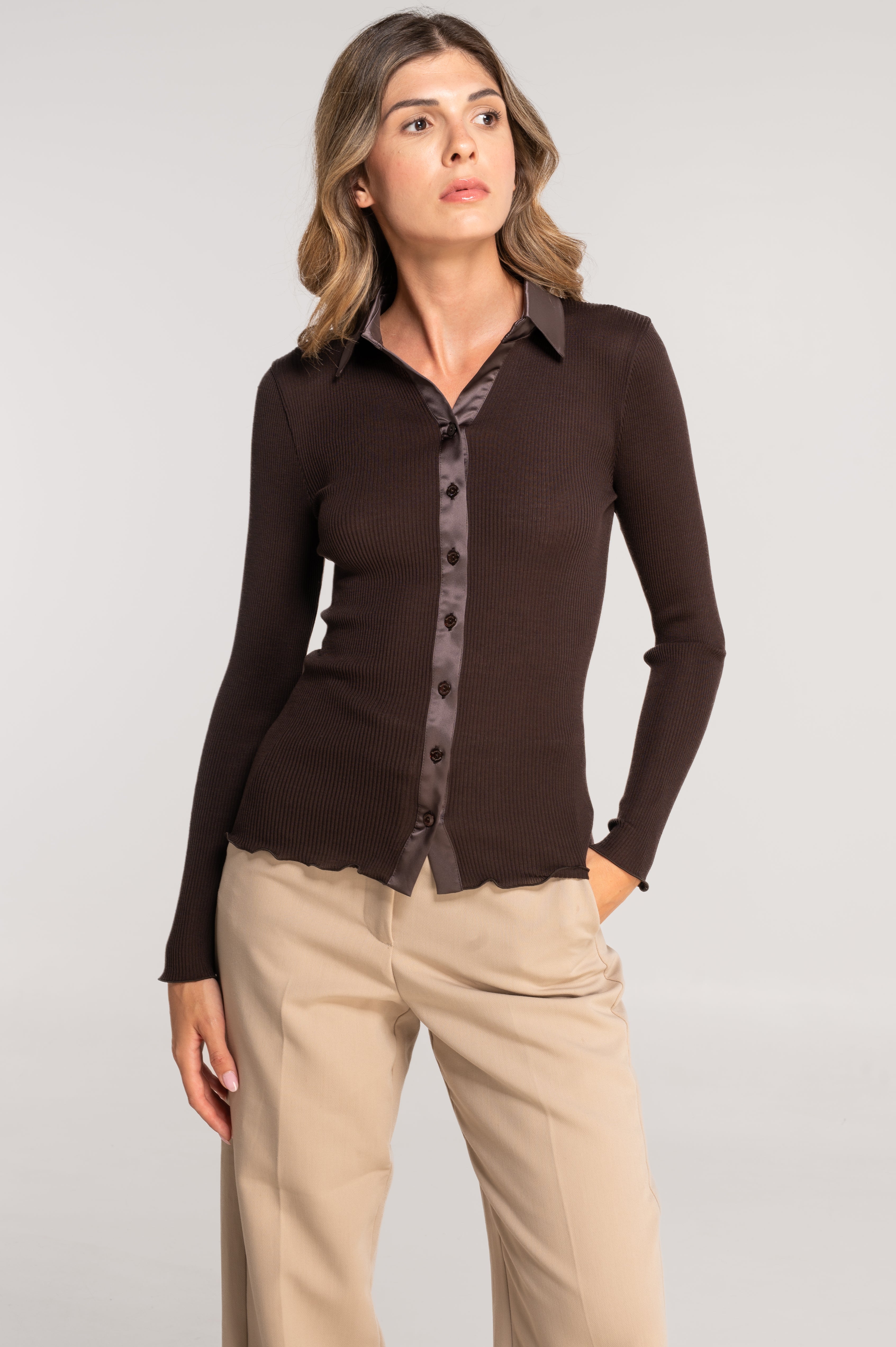 Chemise à manches longues en laine et soie avec ouverture en satin 6350