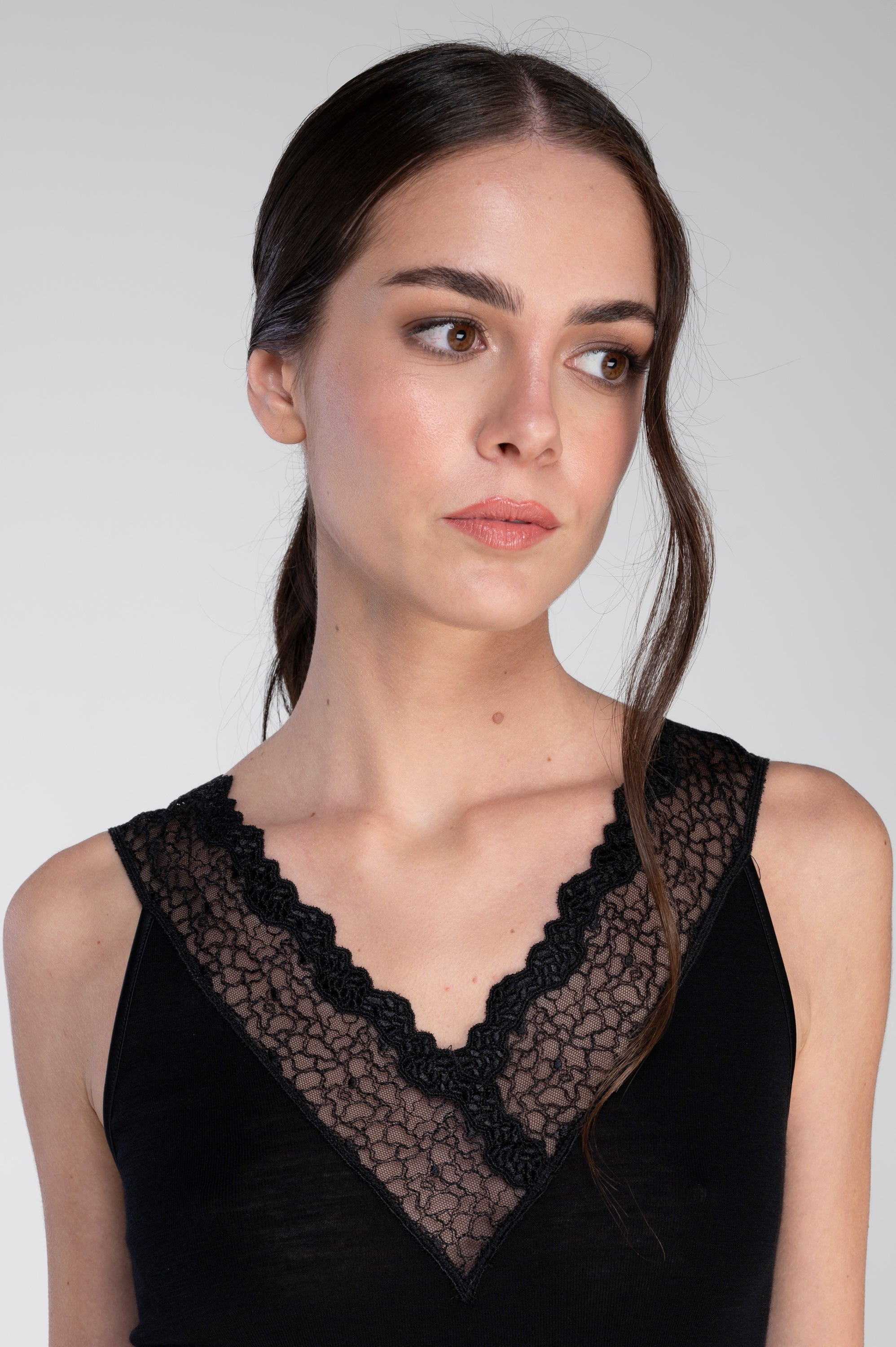 Débardeur en laine et soie avec dentelle en tulle brodée 7436