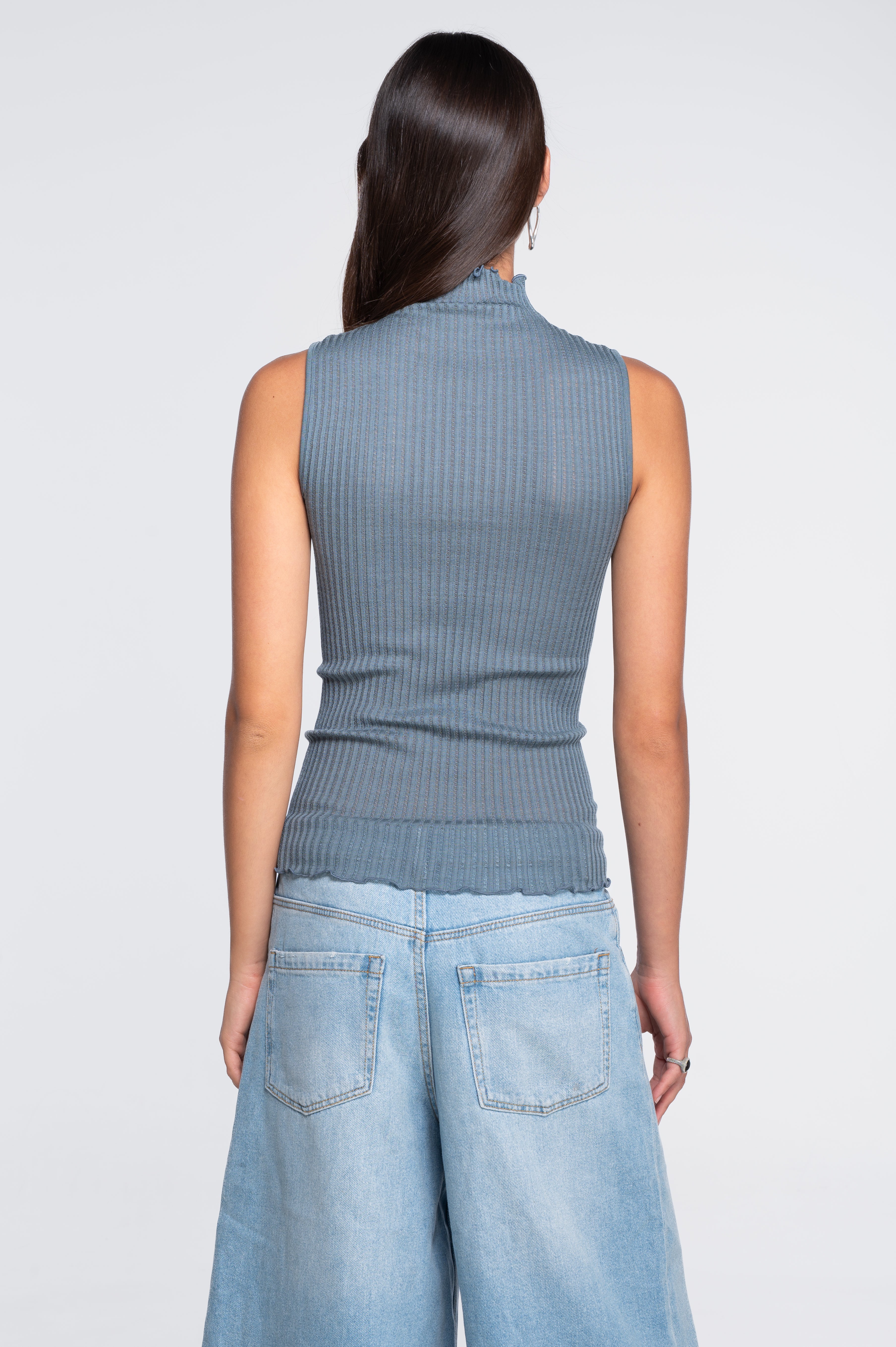 Top senza maniche con collo alto in lana ajouré e seta 7492