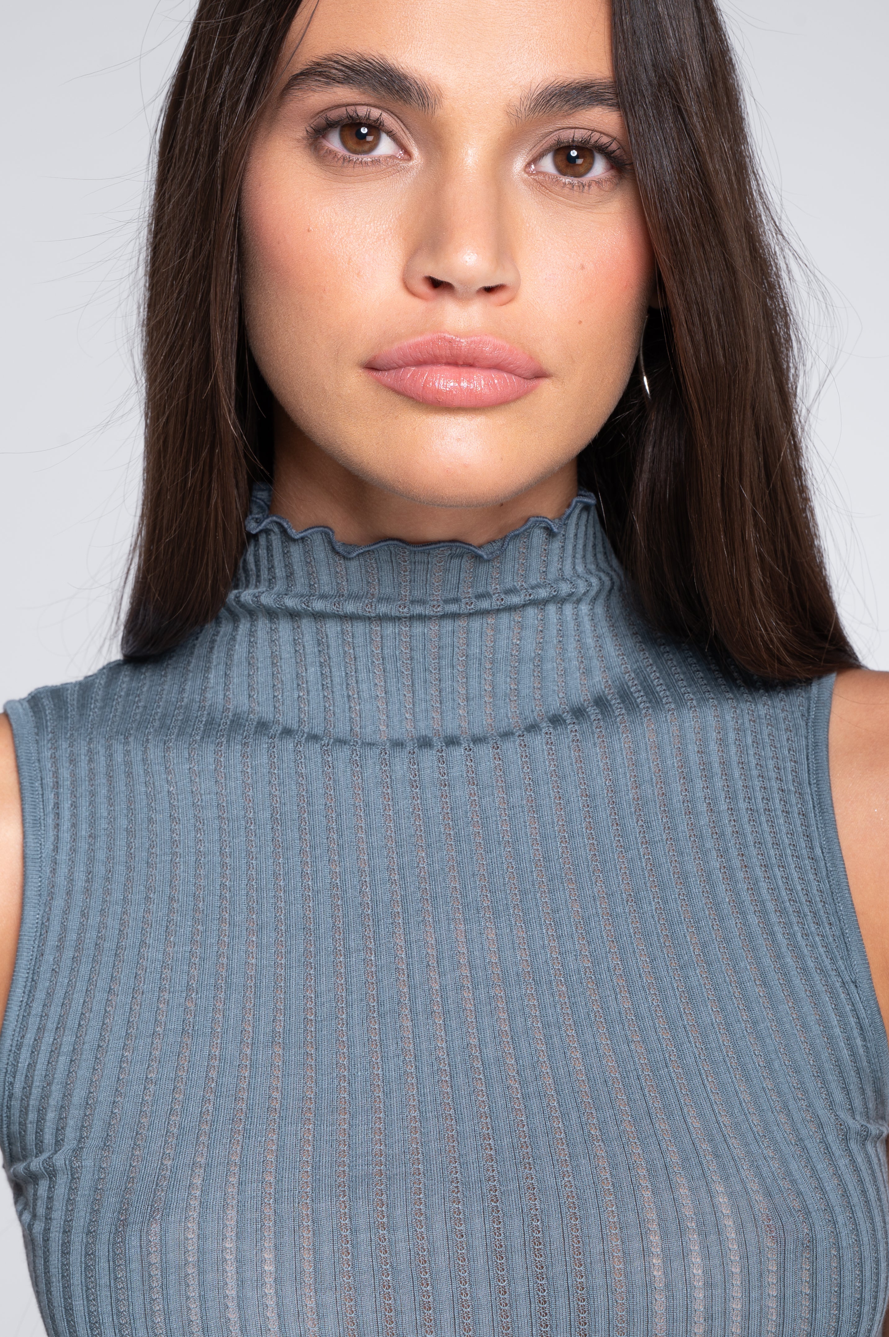 Top senza maniche con collo alto in lana ajouré e seta 7492