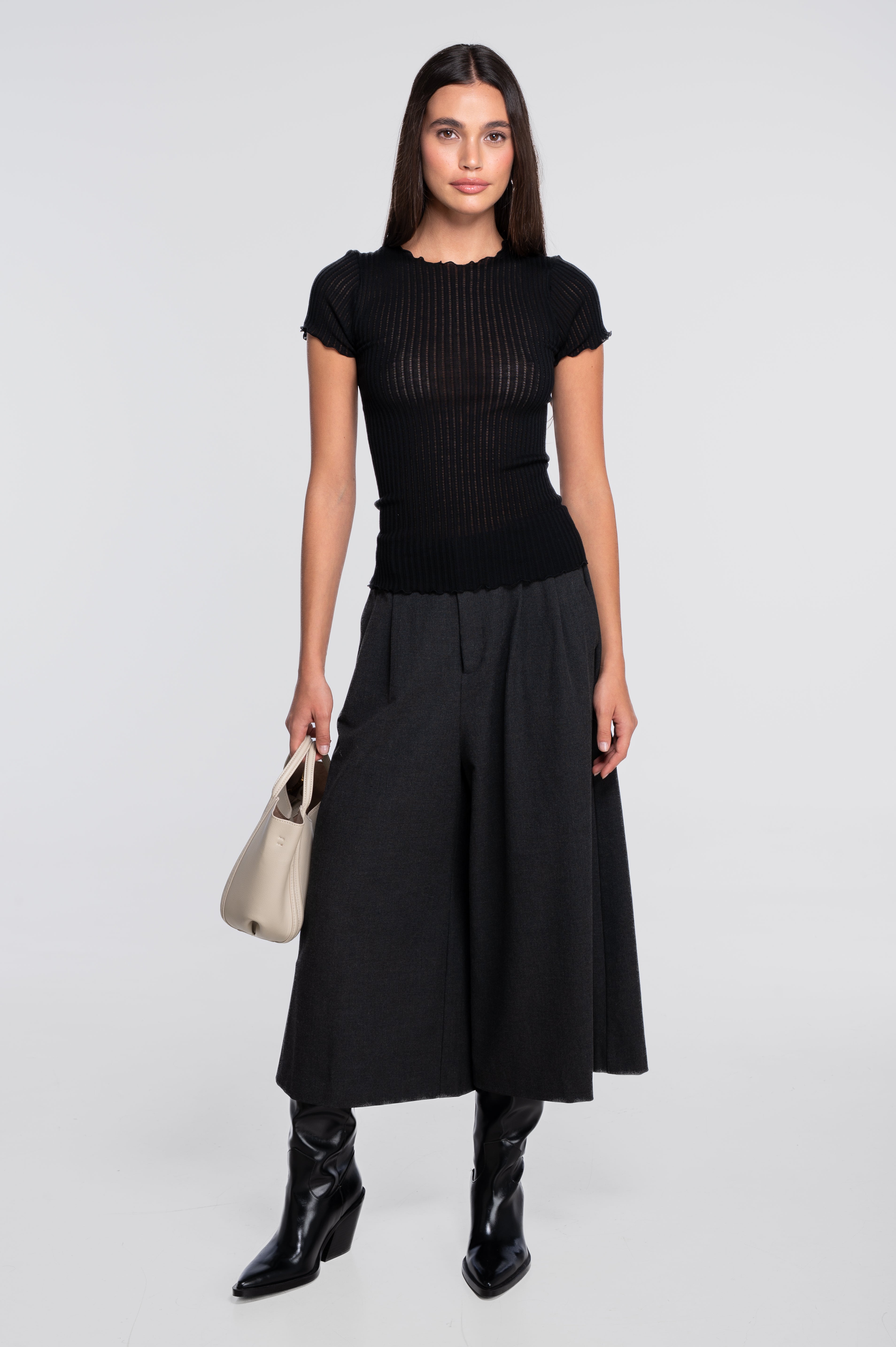 Haut à manches courtes et col rond en laine et soie ajourée 7493