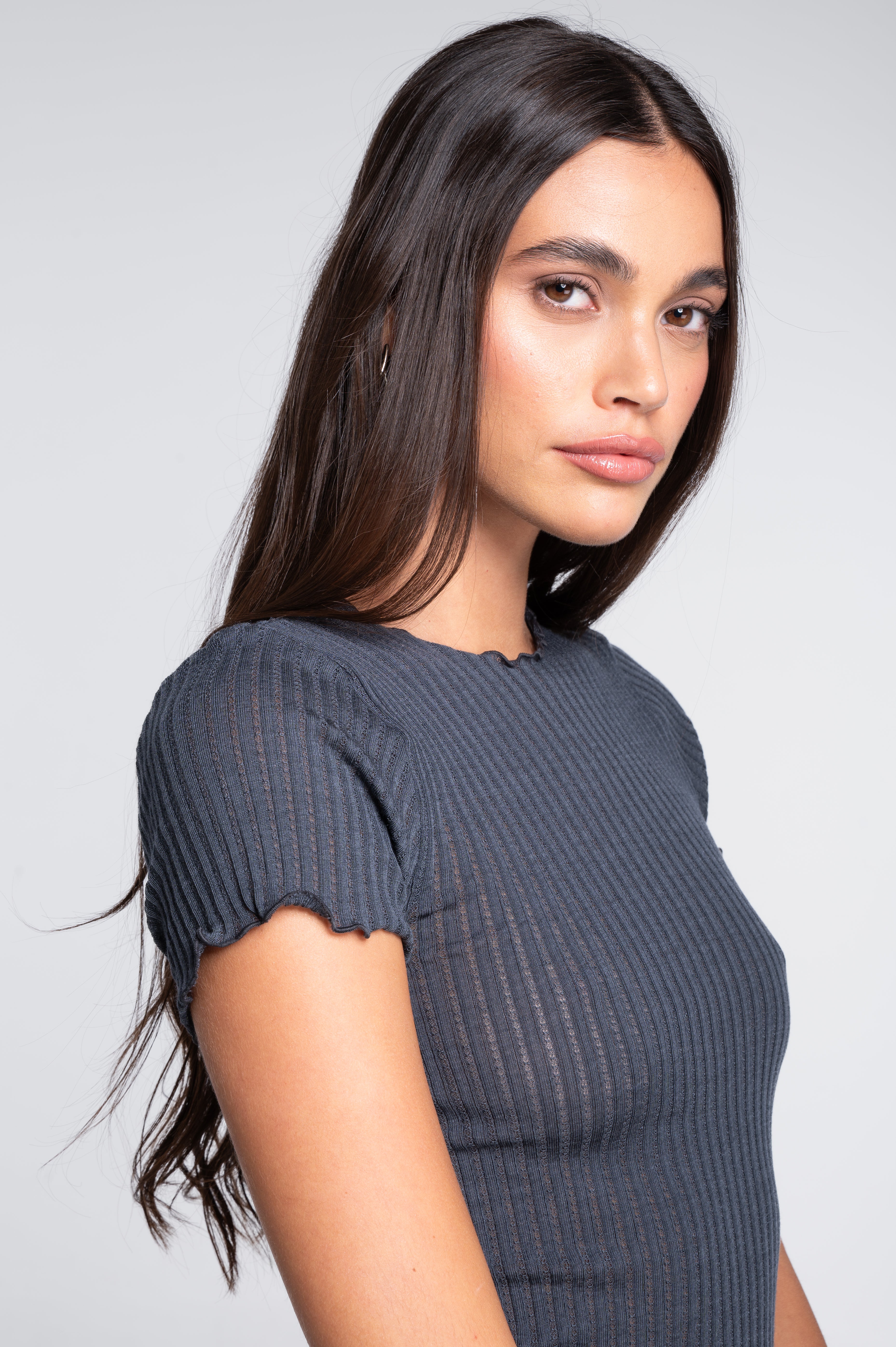 Haut à manches courtes et col rond en laine et soie ajourée 7493