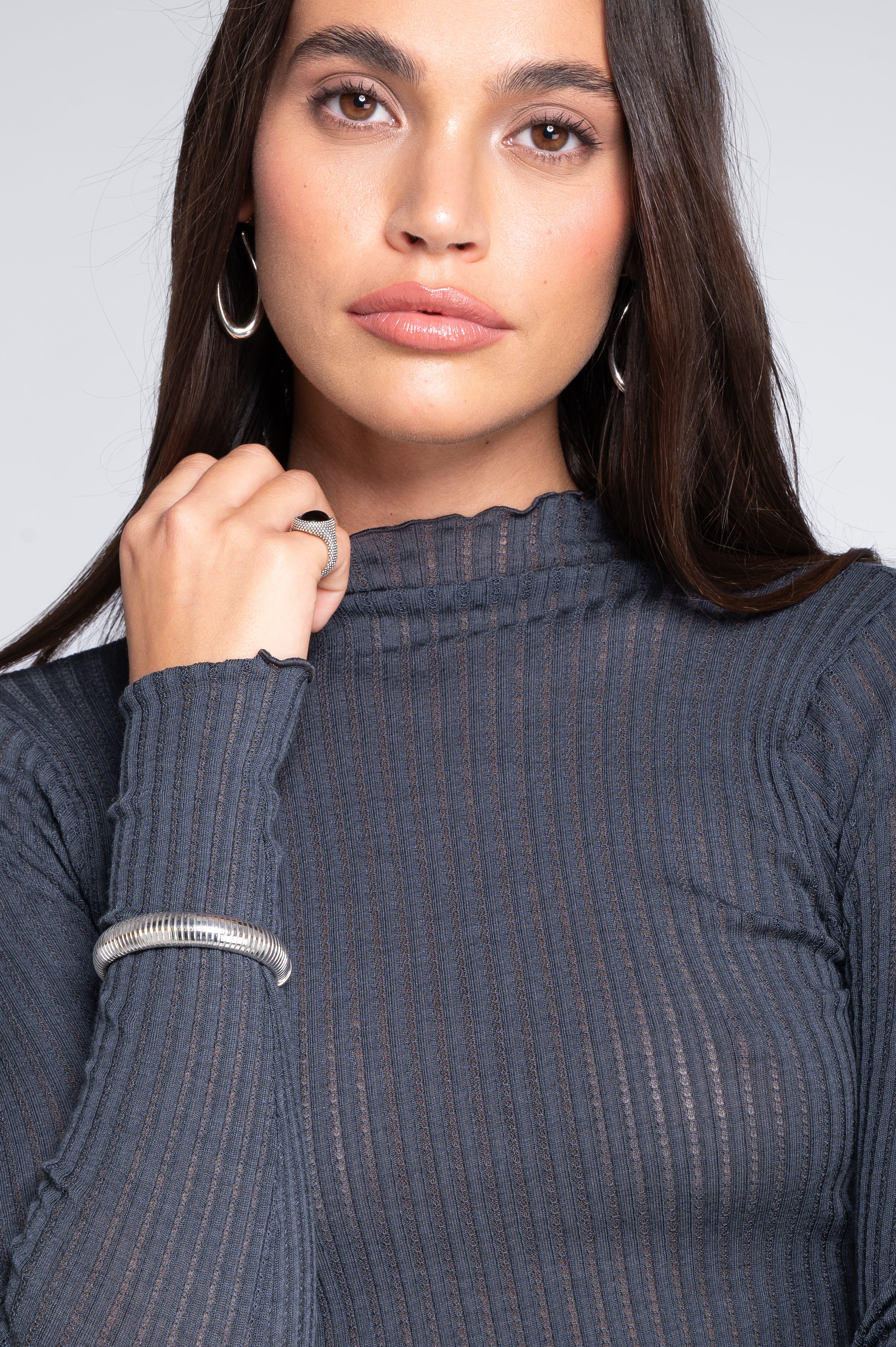 Haut à manches longues et col montant en laine et soie ajourée 7494