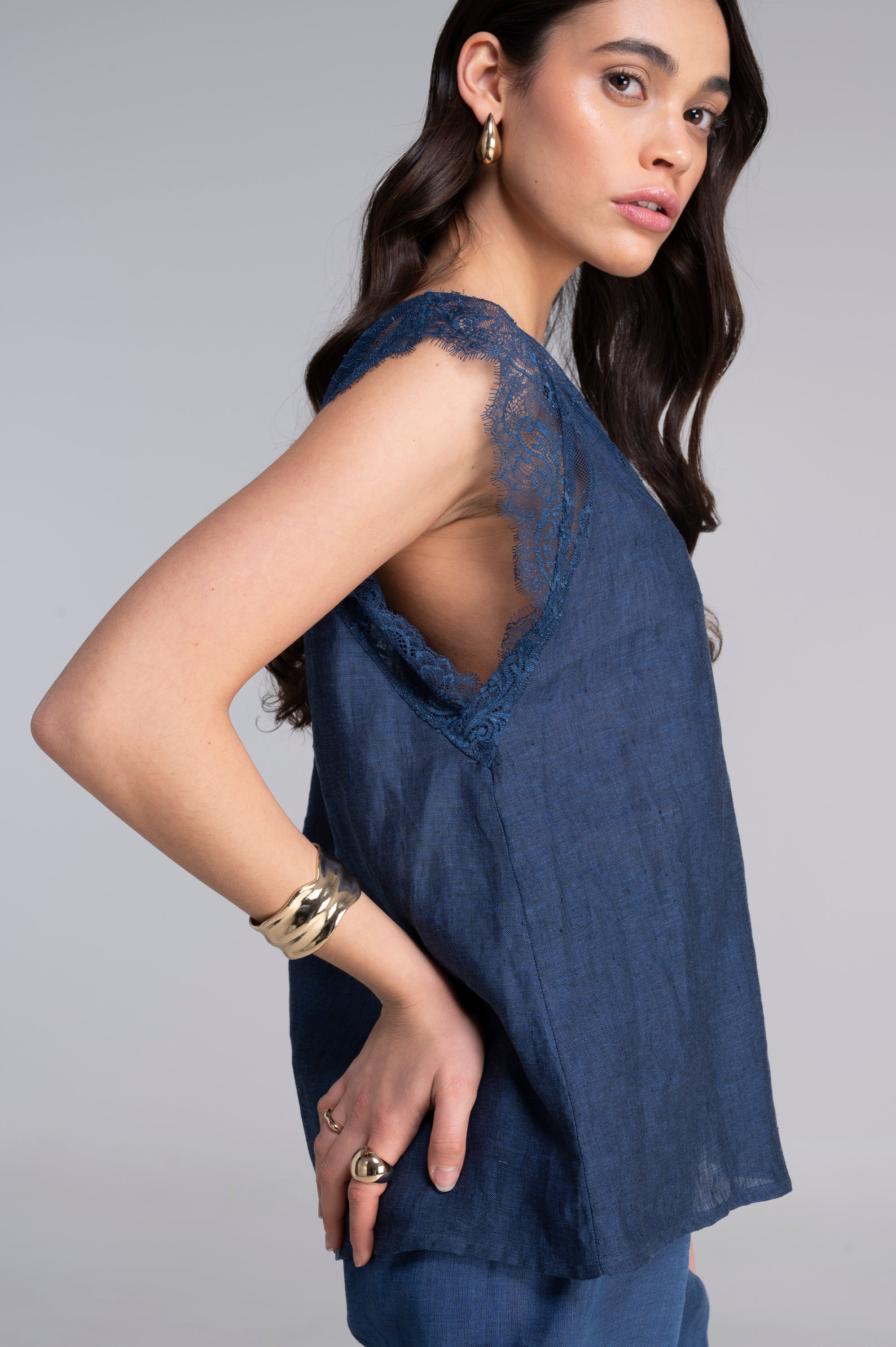 Linen short sleeves shirt with chantilly lace 7521