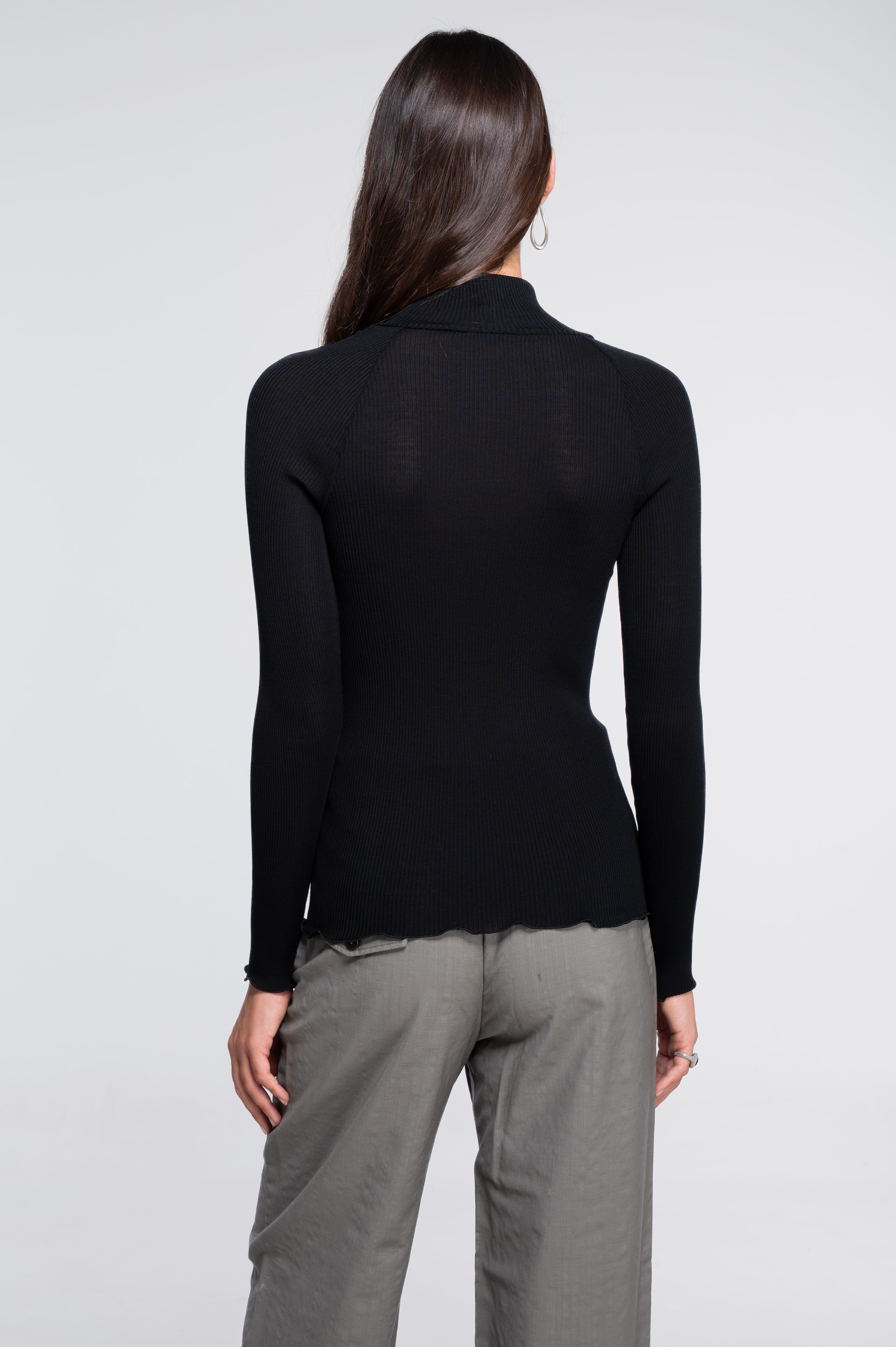 Long sleeves mock neck shirt with vintage macramé motif 7608