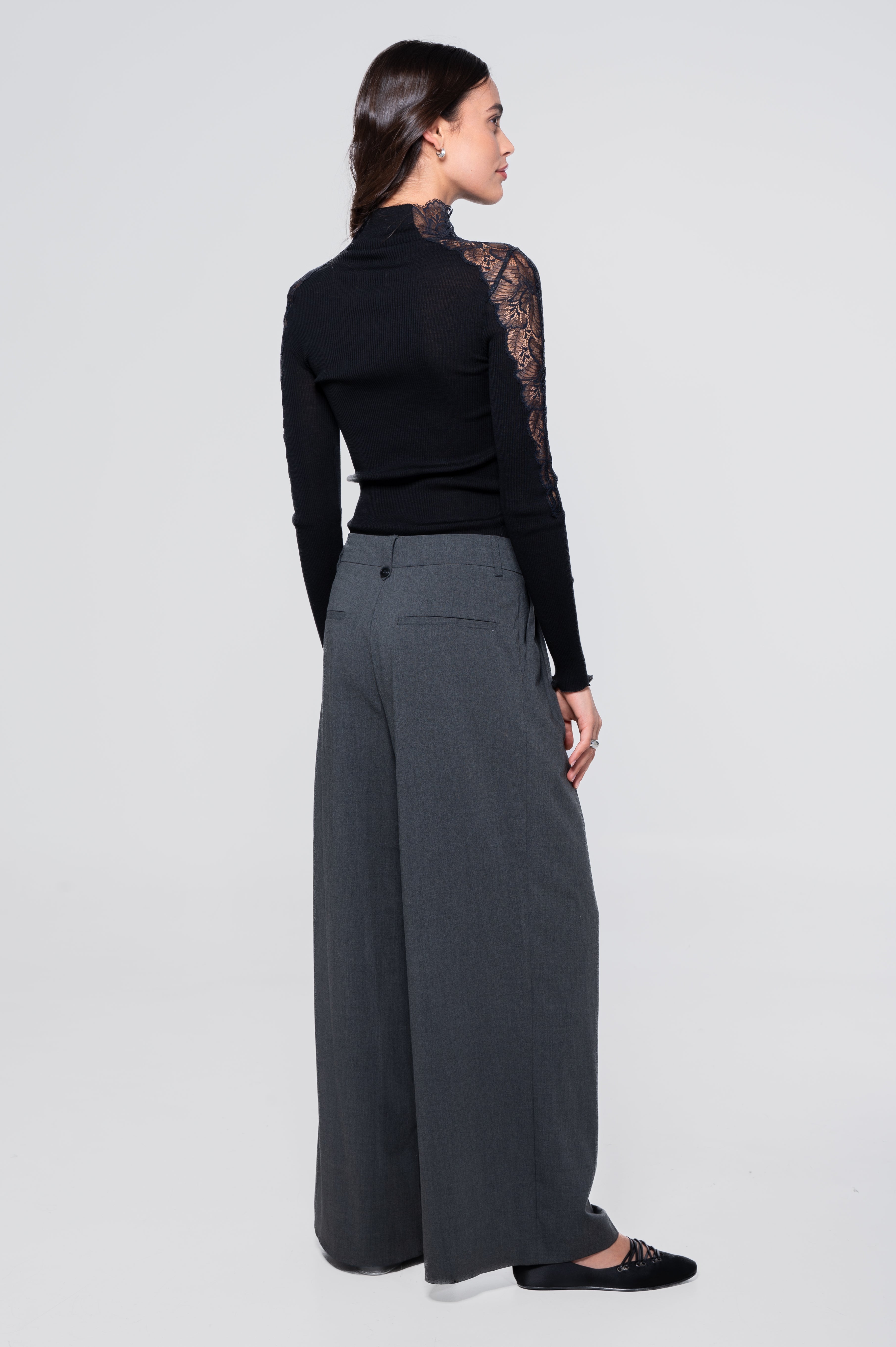 Maglia a maniche lunghe con collo alto in lana e seta con inserto in pizzo Leavers 7613