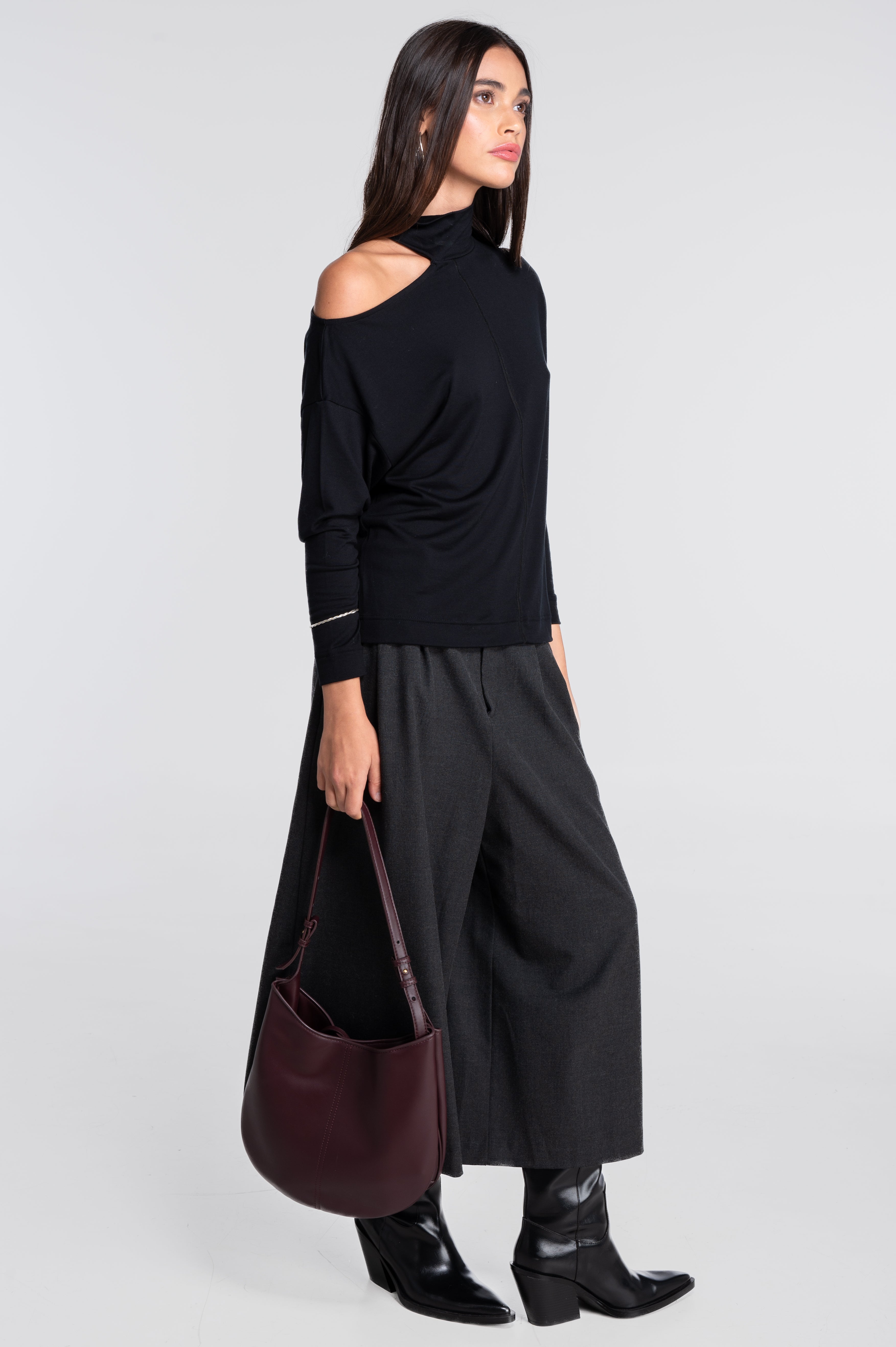 Long sleeves mock neck shirt with shoulder cutout 7631