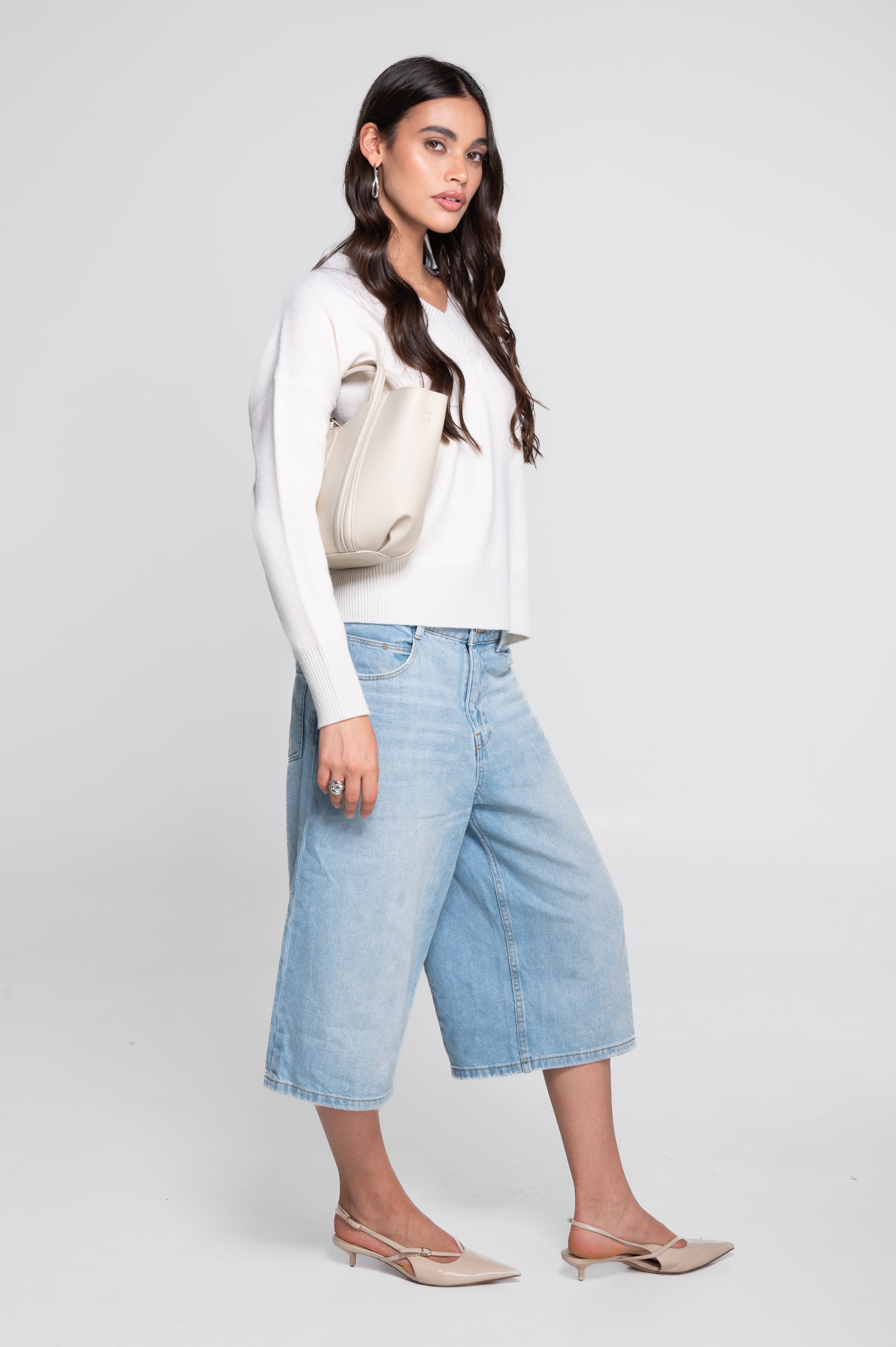 Pull à col en V en pure laine cardée avec détails en lurex 7672L