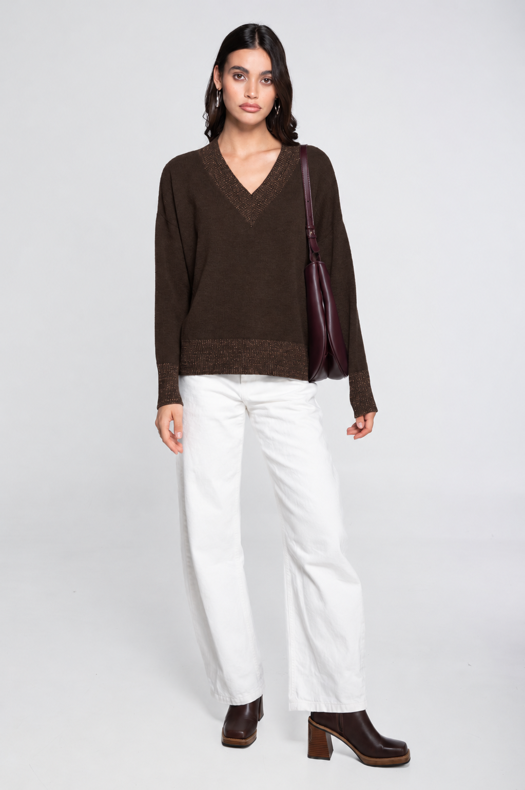 Pull à col en V en pure laine cardée avec détails en lurex 7672L