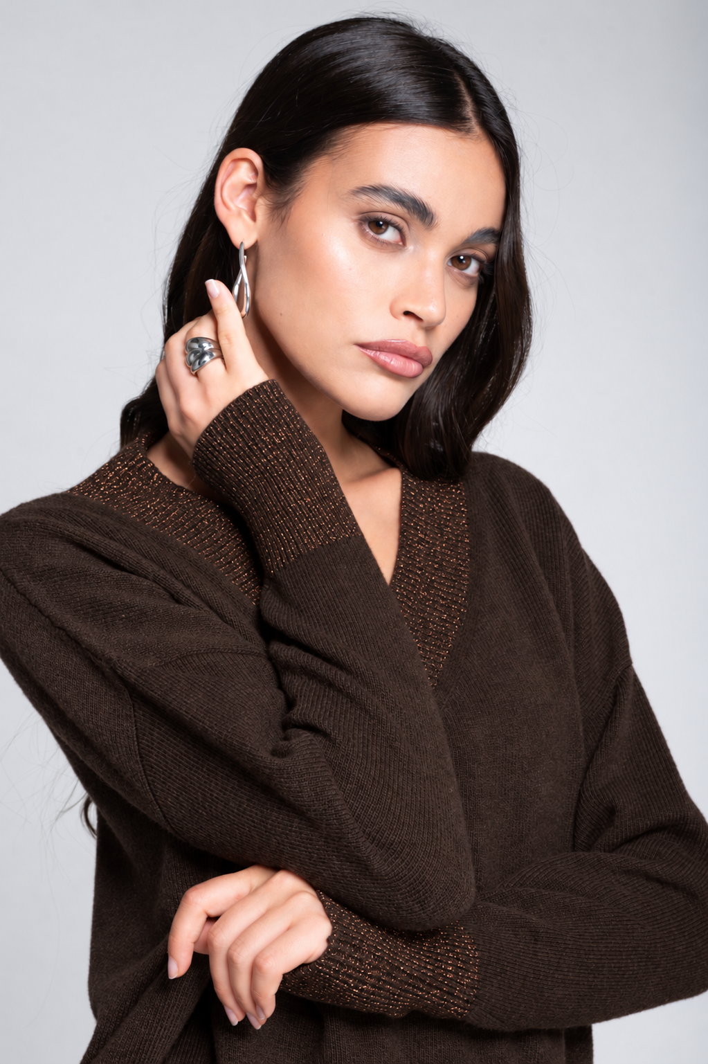 Pull à col en V en pure laine cardée avec détails en lurex 7672L