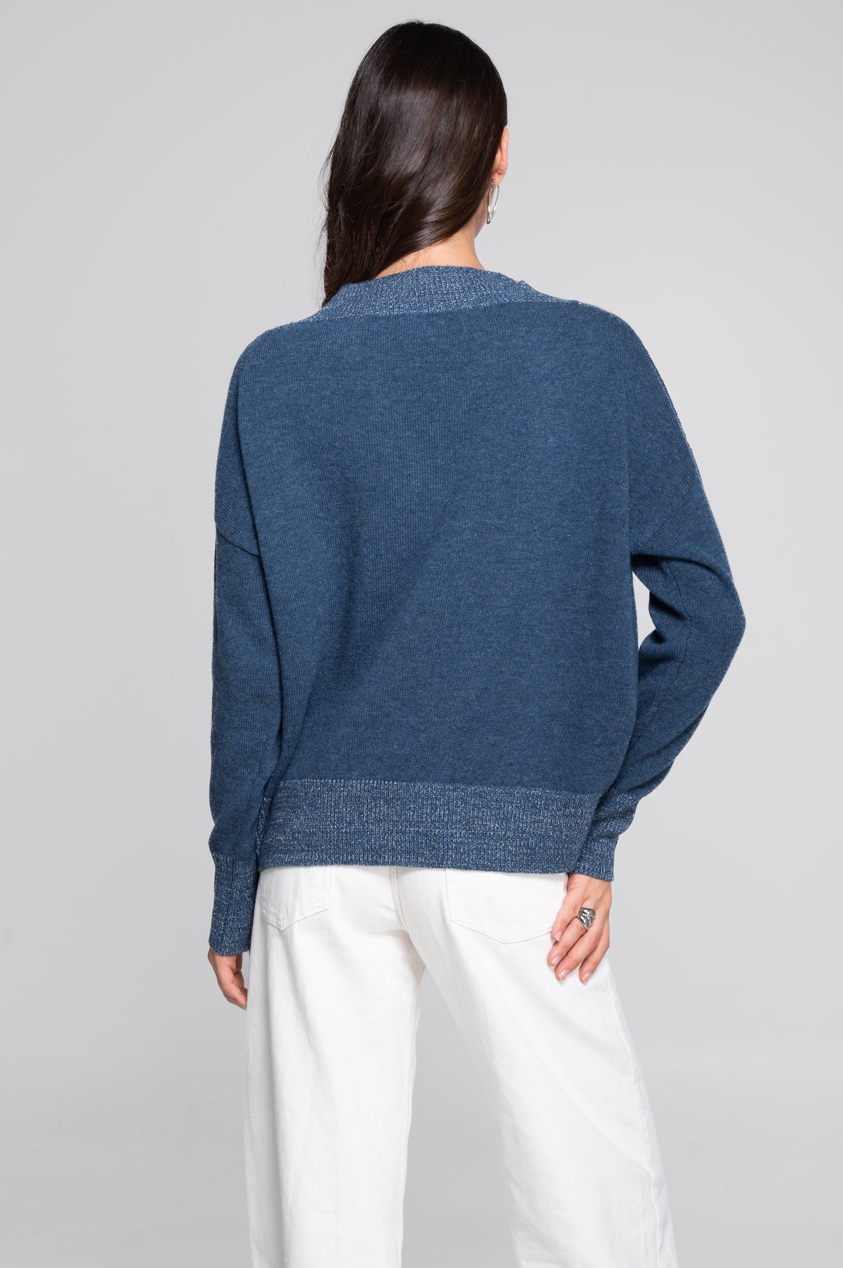 Pull à col en V en pure laine cardée avec détails en lurex 7672L