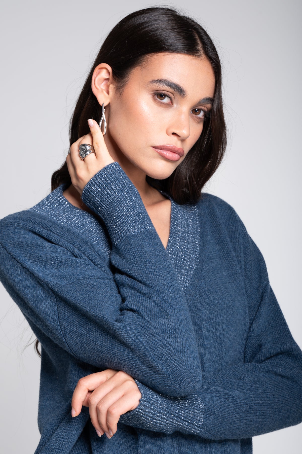 Pull à col en V en pure laine cardée avec détails en lurex 7672L