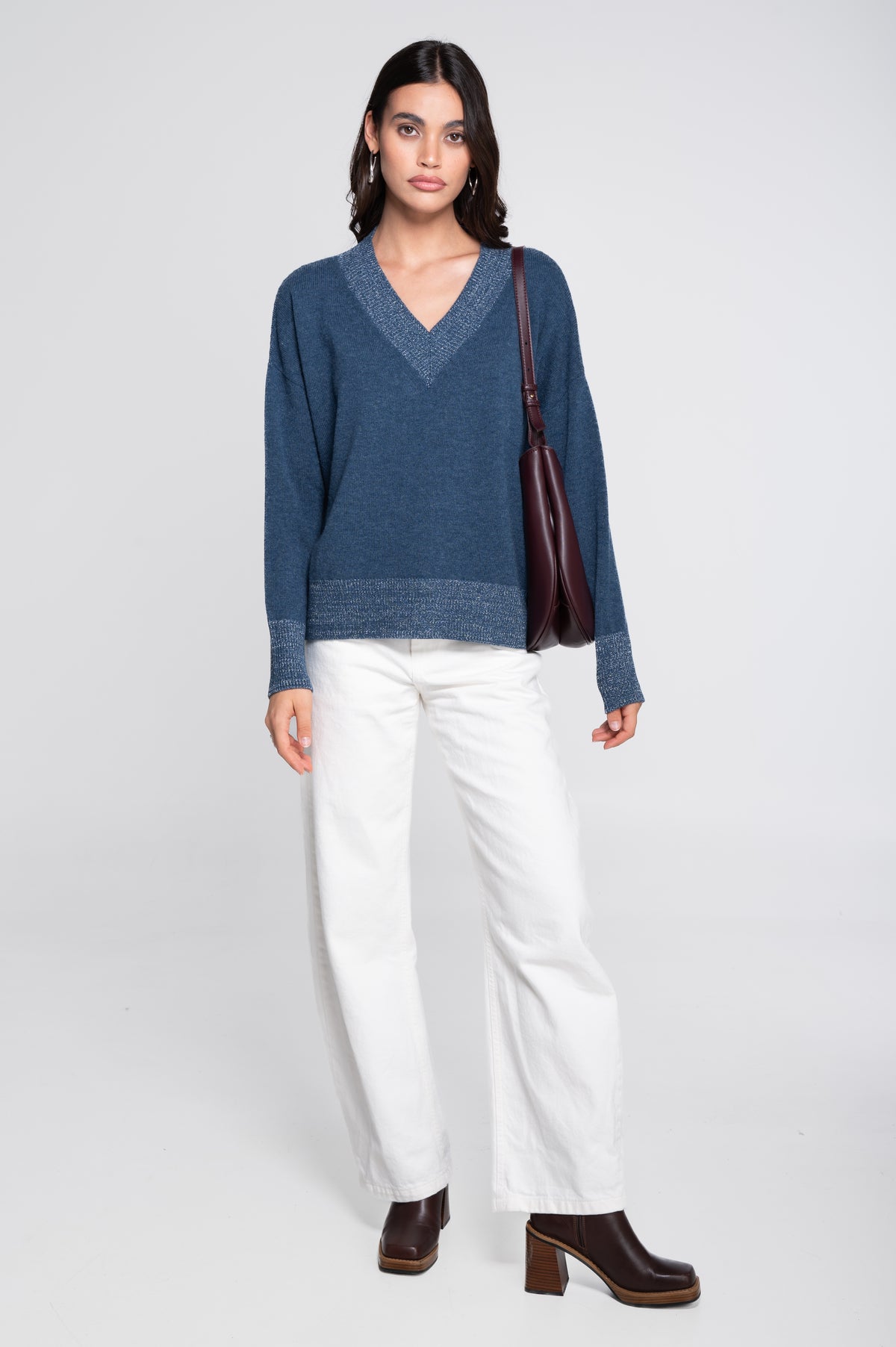 Pull à col en V en pure laine cardée avec détails en lurex 7672L