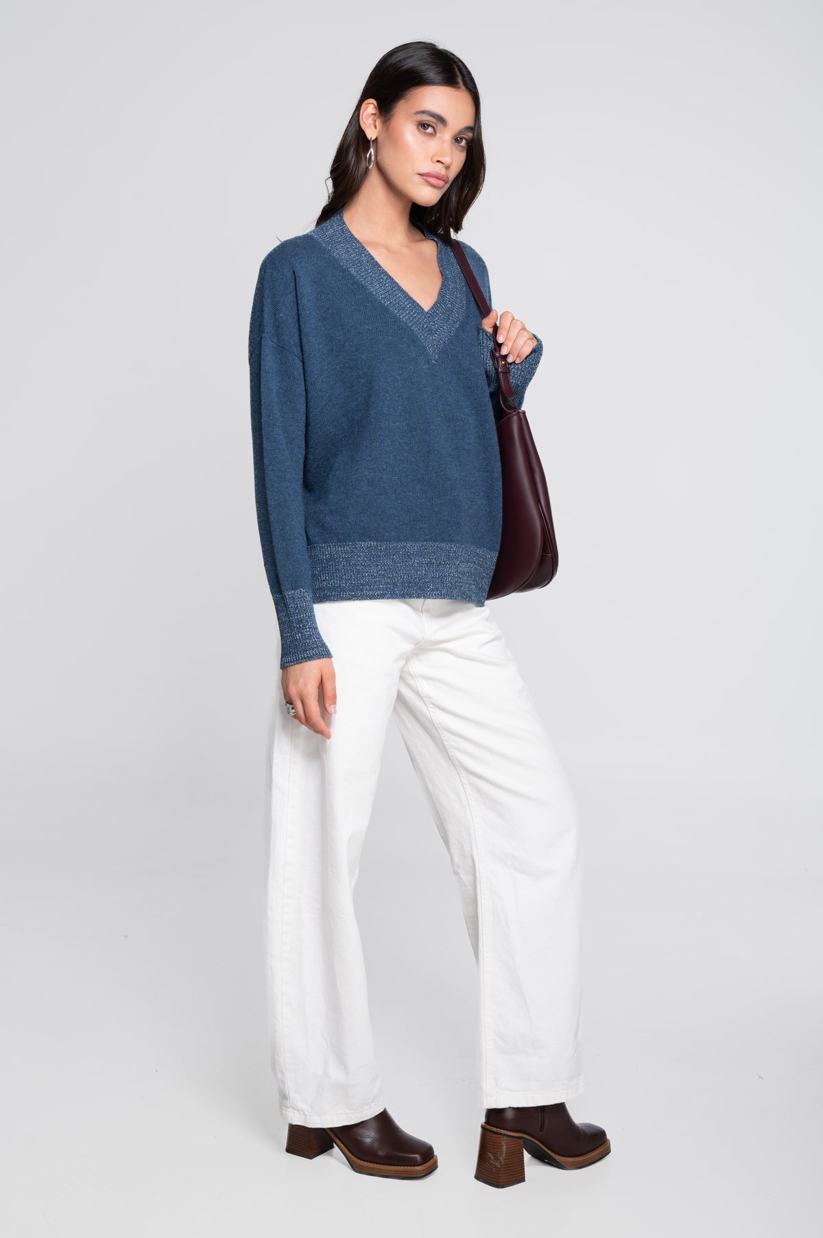Pull à col en V en pure laine cardée avec détails en lurex 7672L