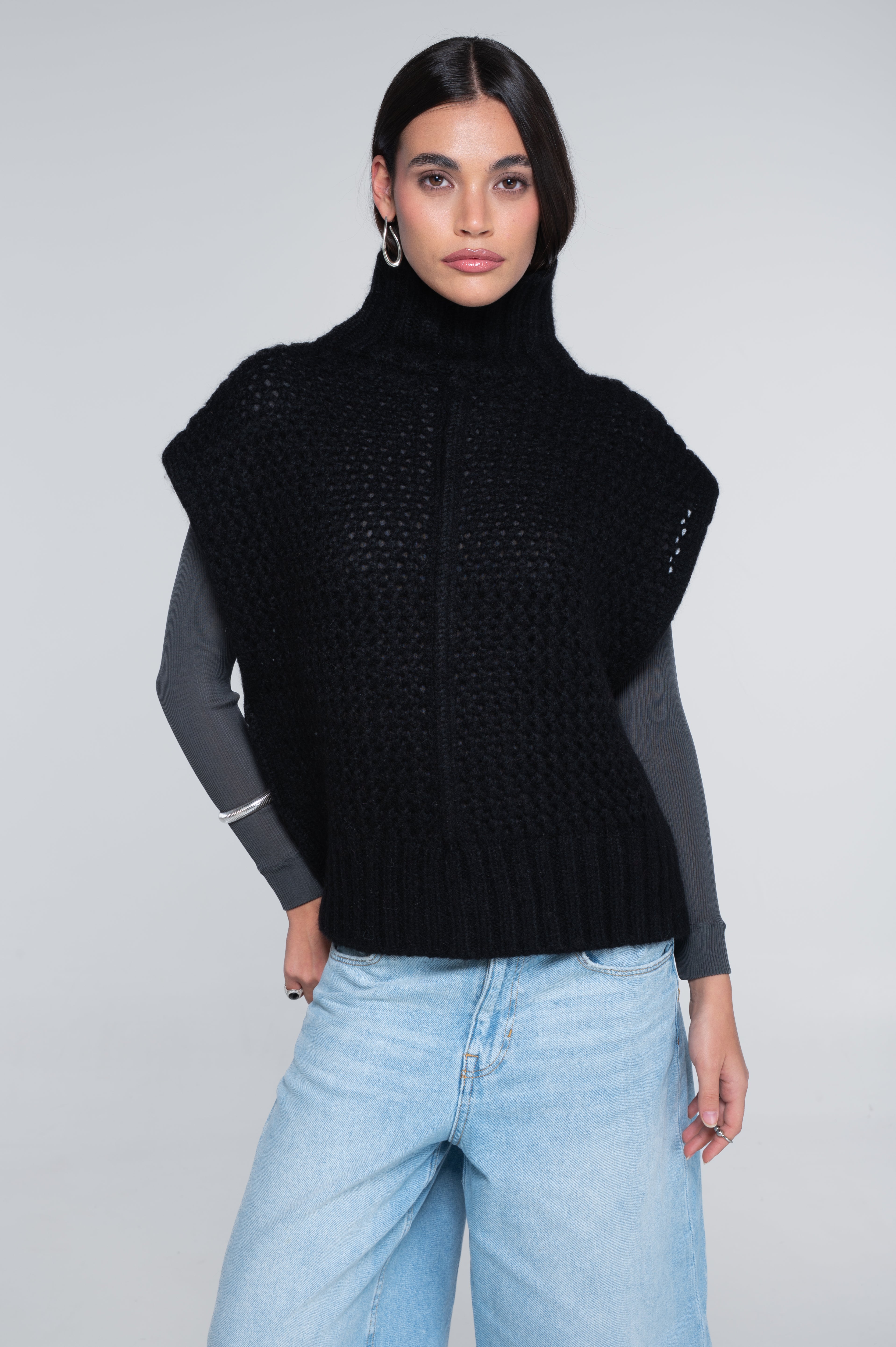 Mock neck vest in alpaca blend with openwork texture 7681