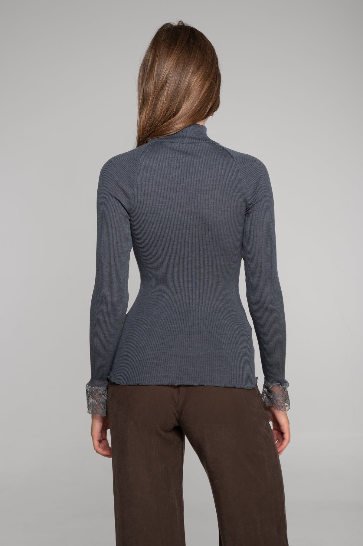 Maglia a maniche lunghe in lana e seta con collo a lupetto e pizzo Leavers 7802