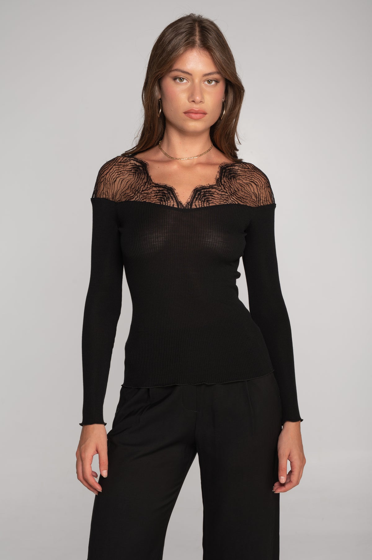 Maglia a maniche lunghe in lana e seta con scollo a V e inserto in pizzo Chantilly 7818