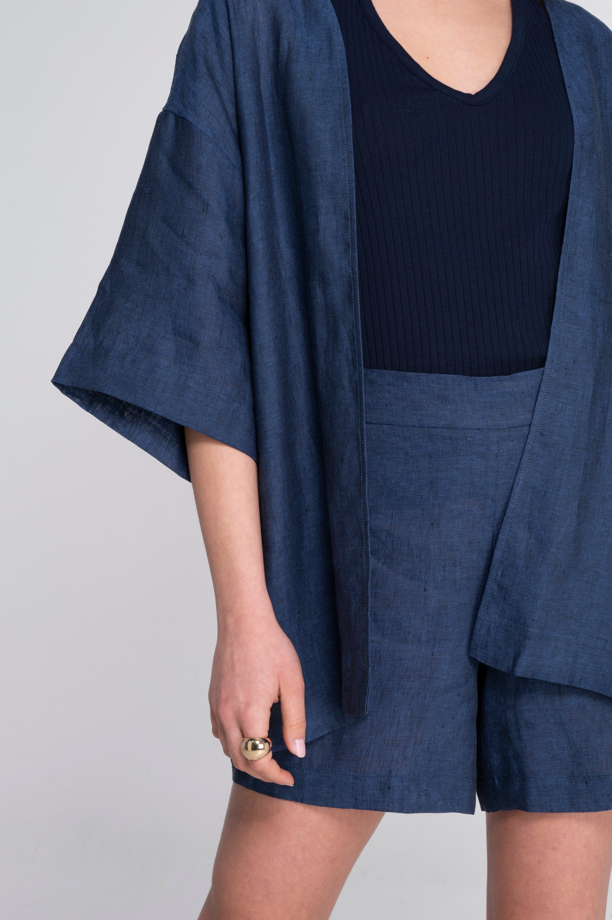 Linen kimono with flared sleeves and side slits 7553L