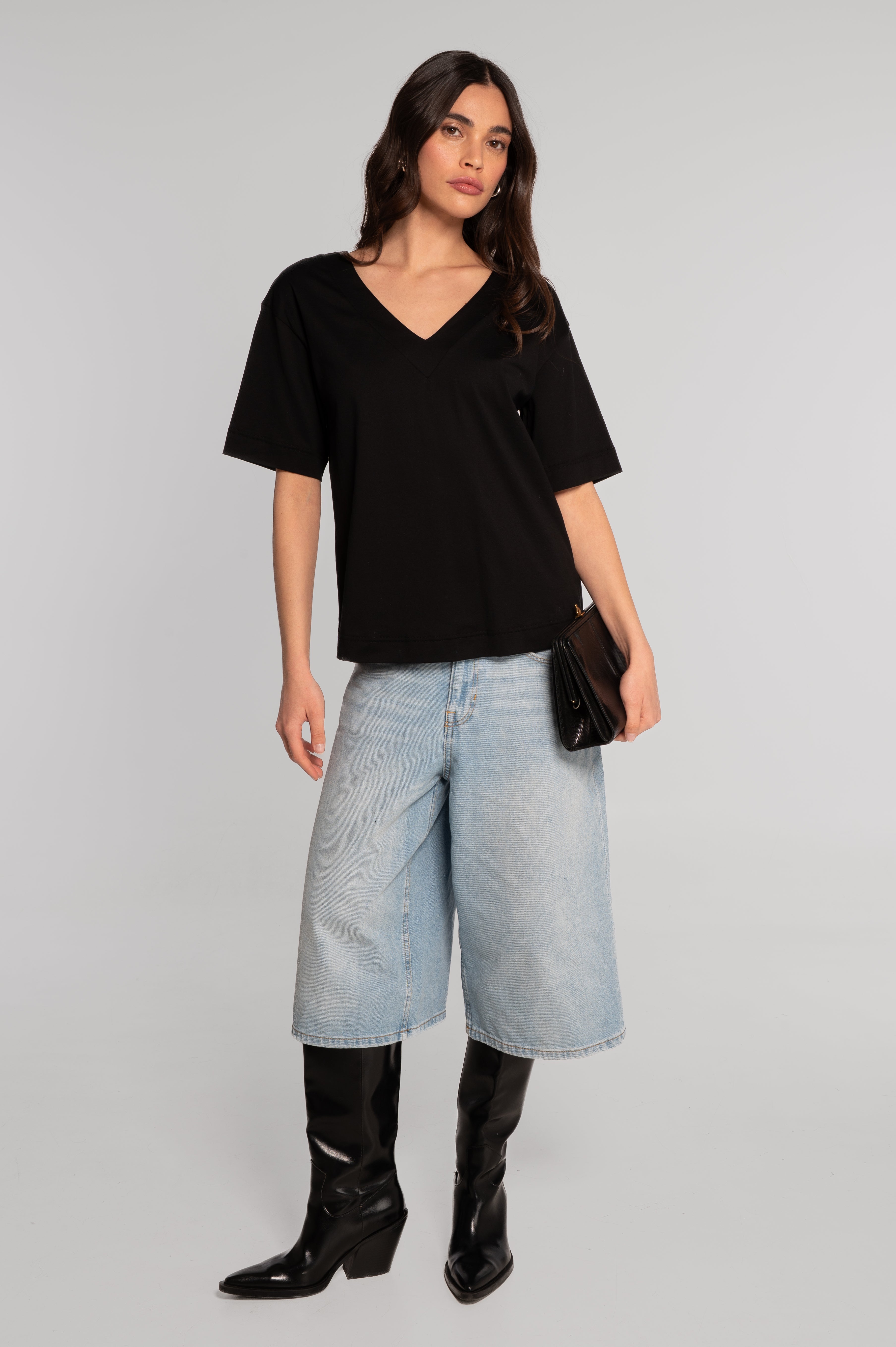 V neck T-shirt in jersey cotton 411