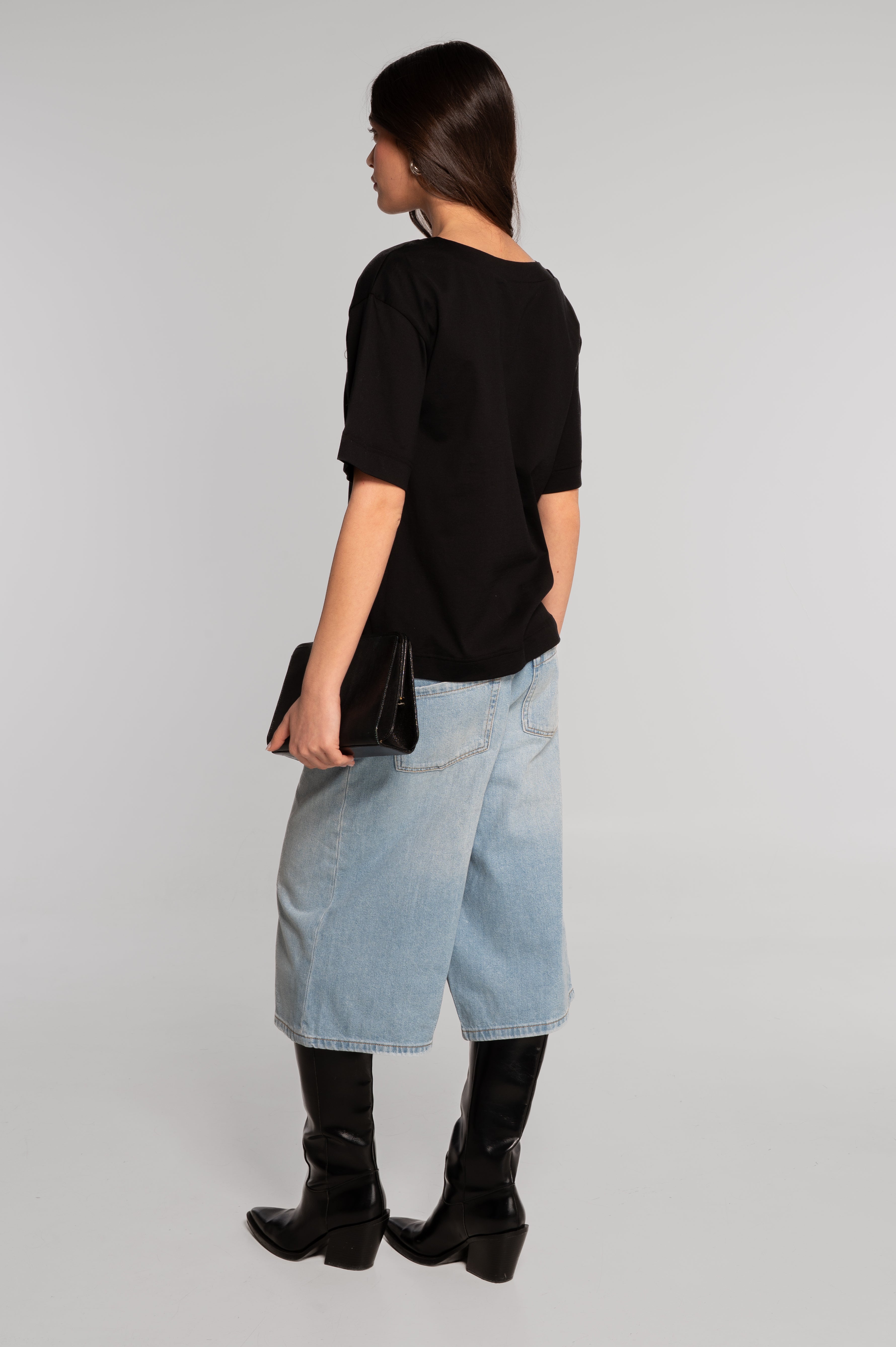 V neck T-shirt in jersey cotton 411