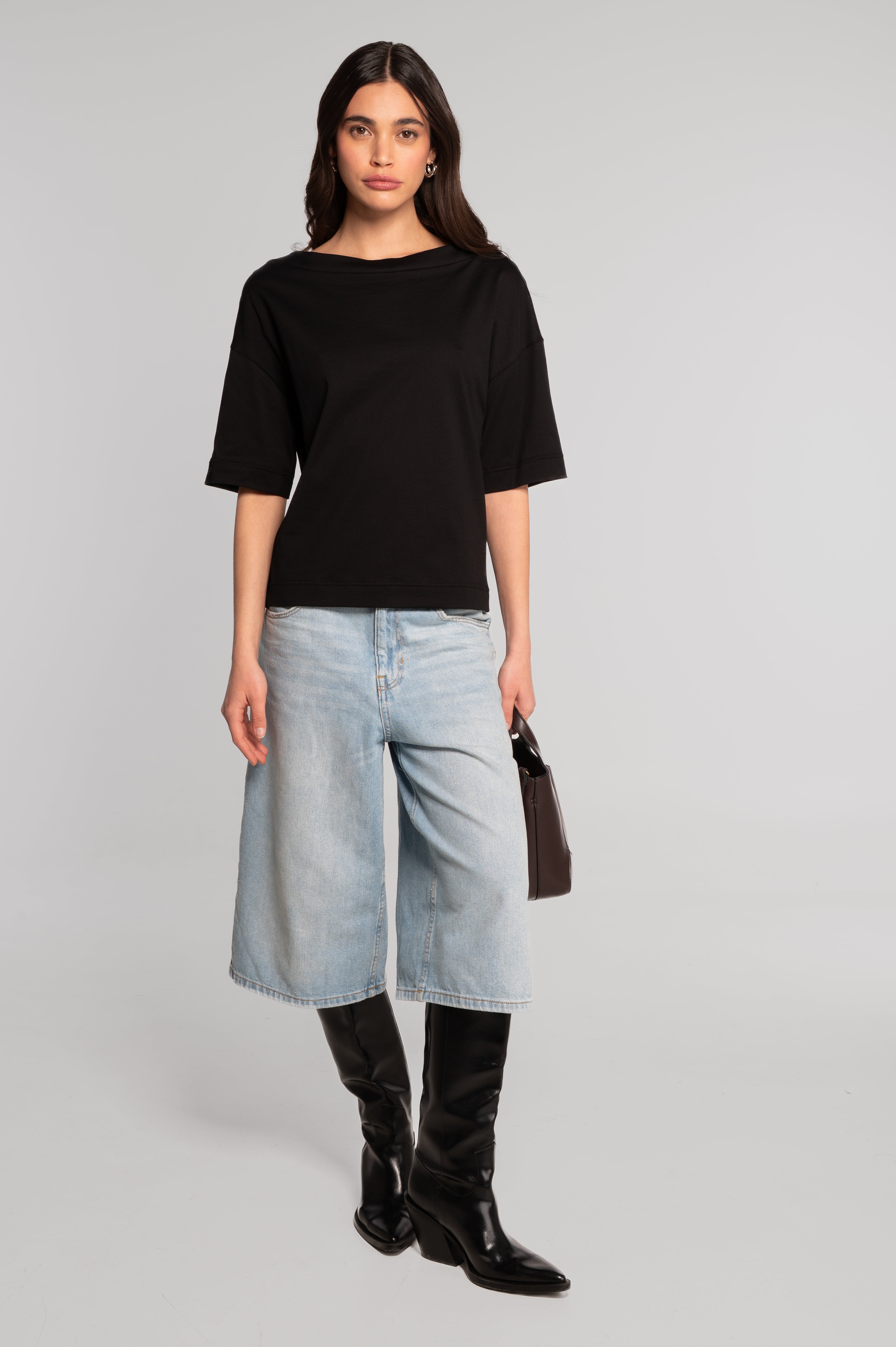 Boat neck T-shirt in jersey cotton 412