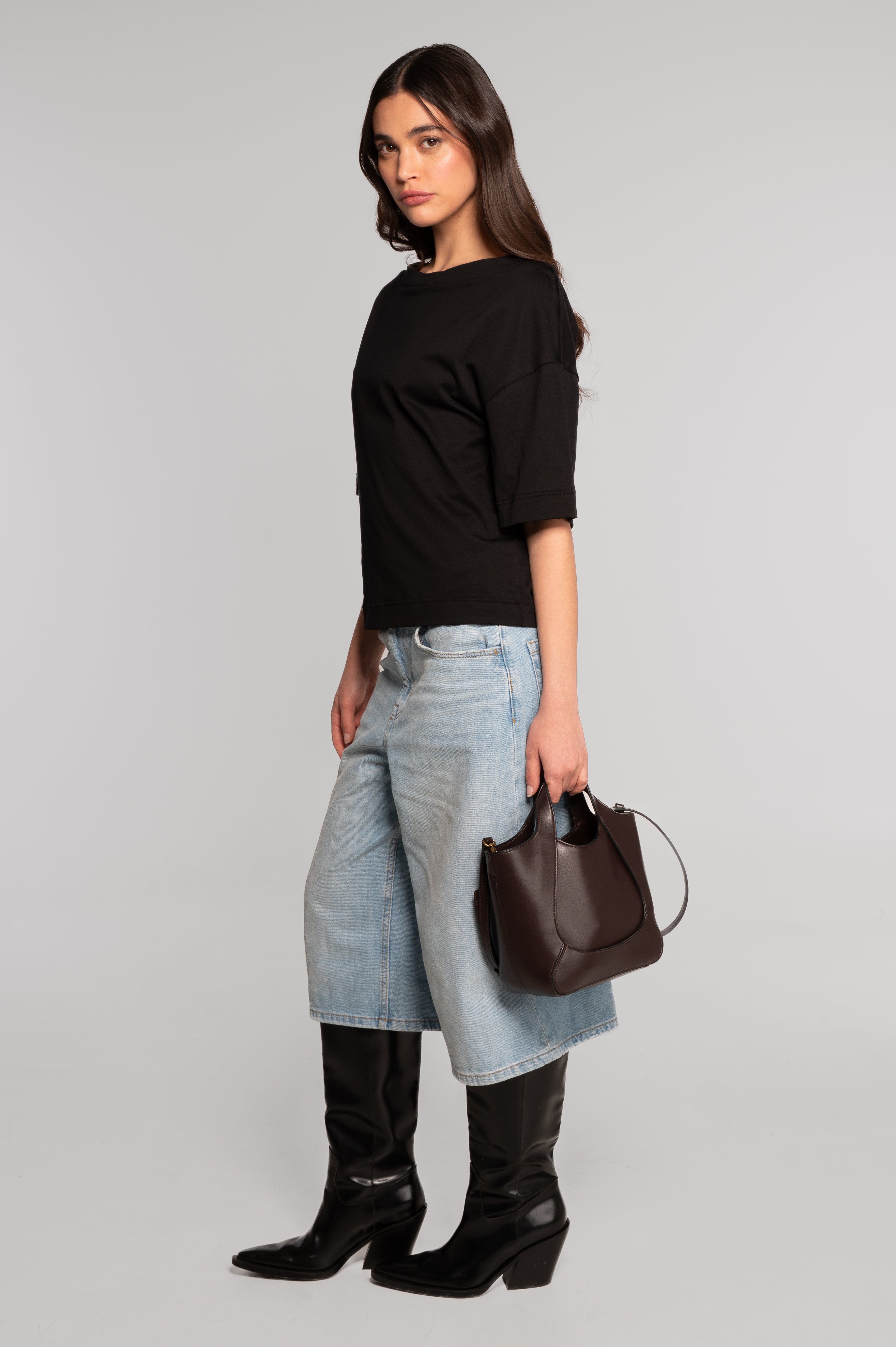 Boat neck T-shirt in jersey cotton 412