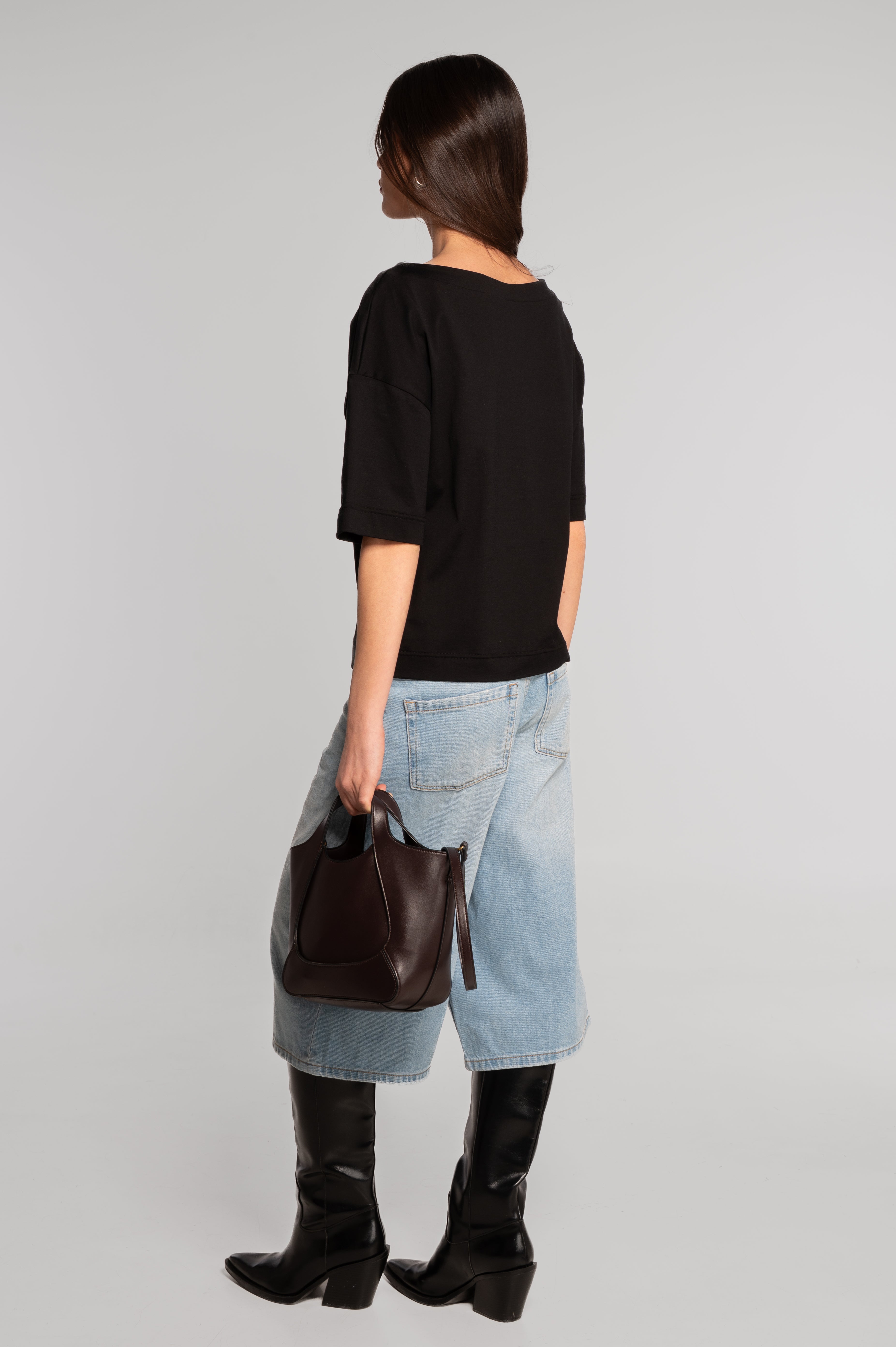 Boat neck T-shirt in jersey cotton 412