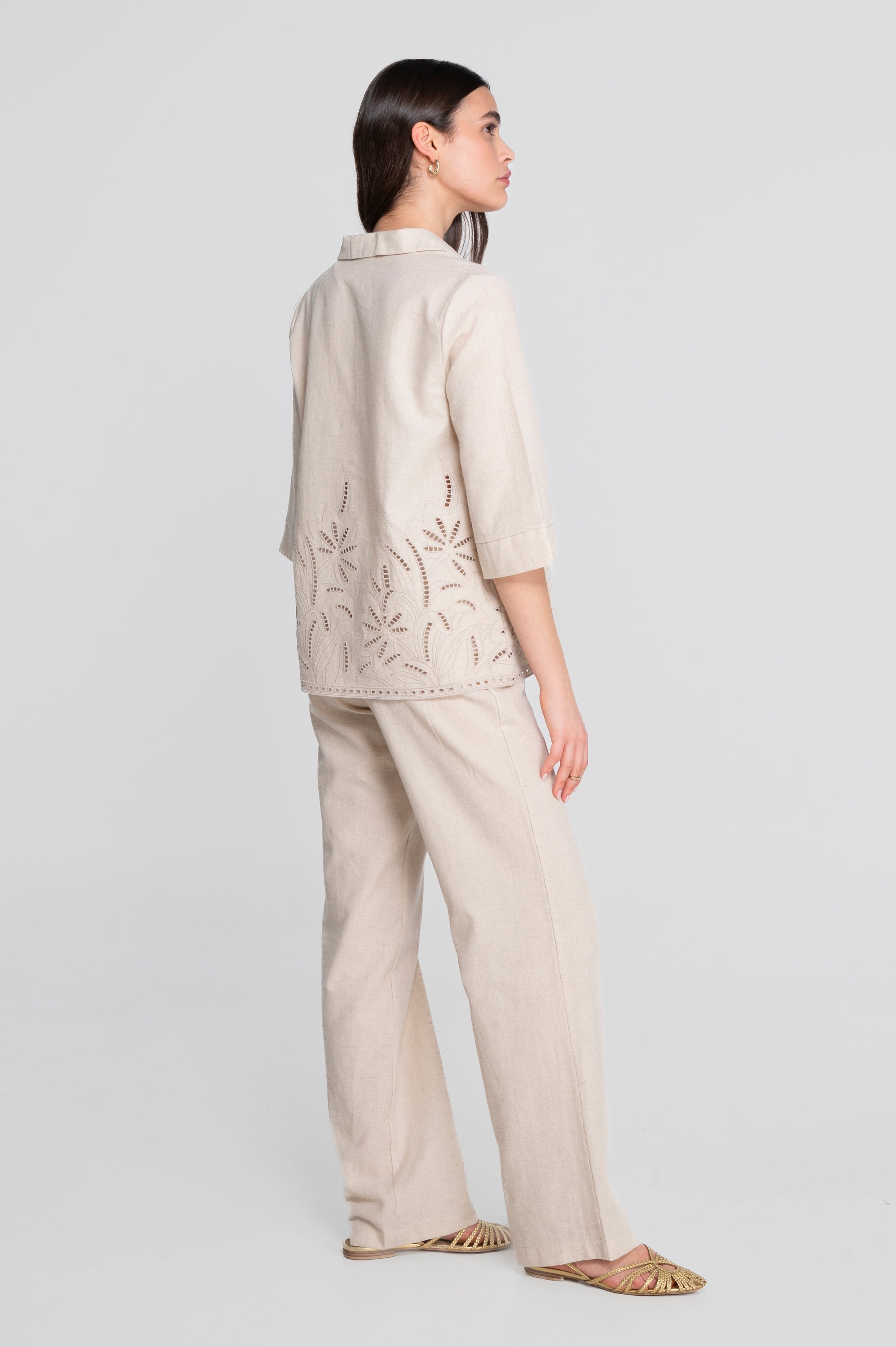 Cotton-linen blouse with foliage embroidery 7534