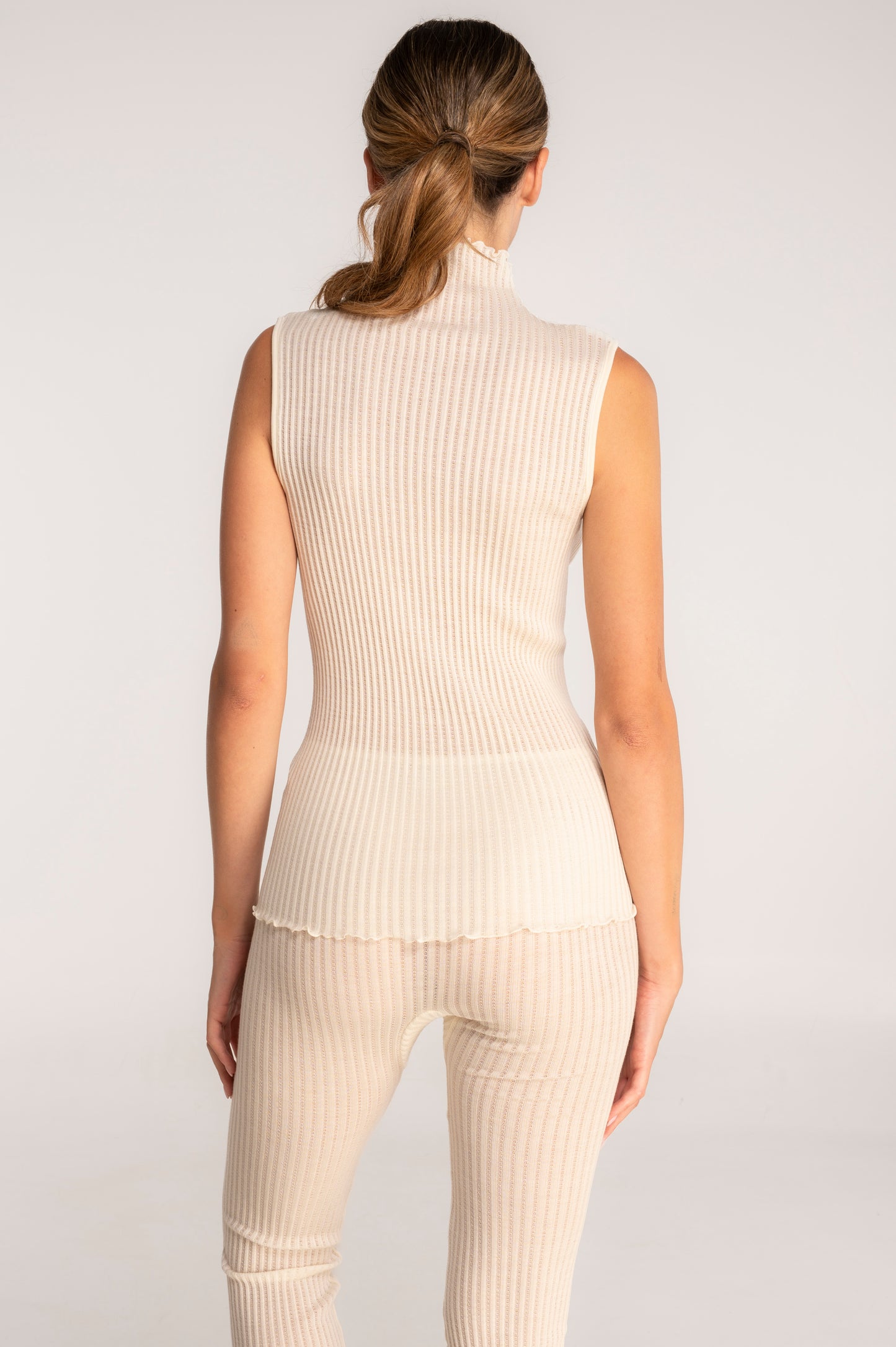 Sleeveless mock neck top in ajouré wool and silk 7492