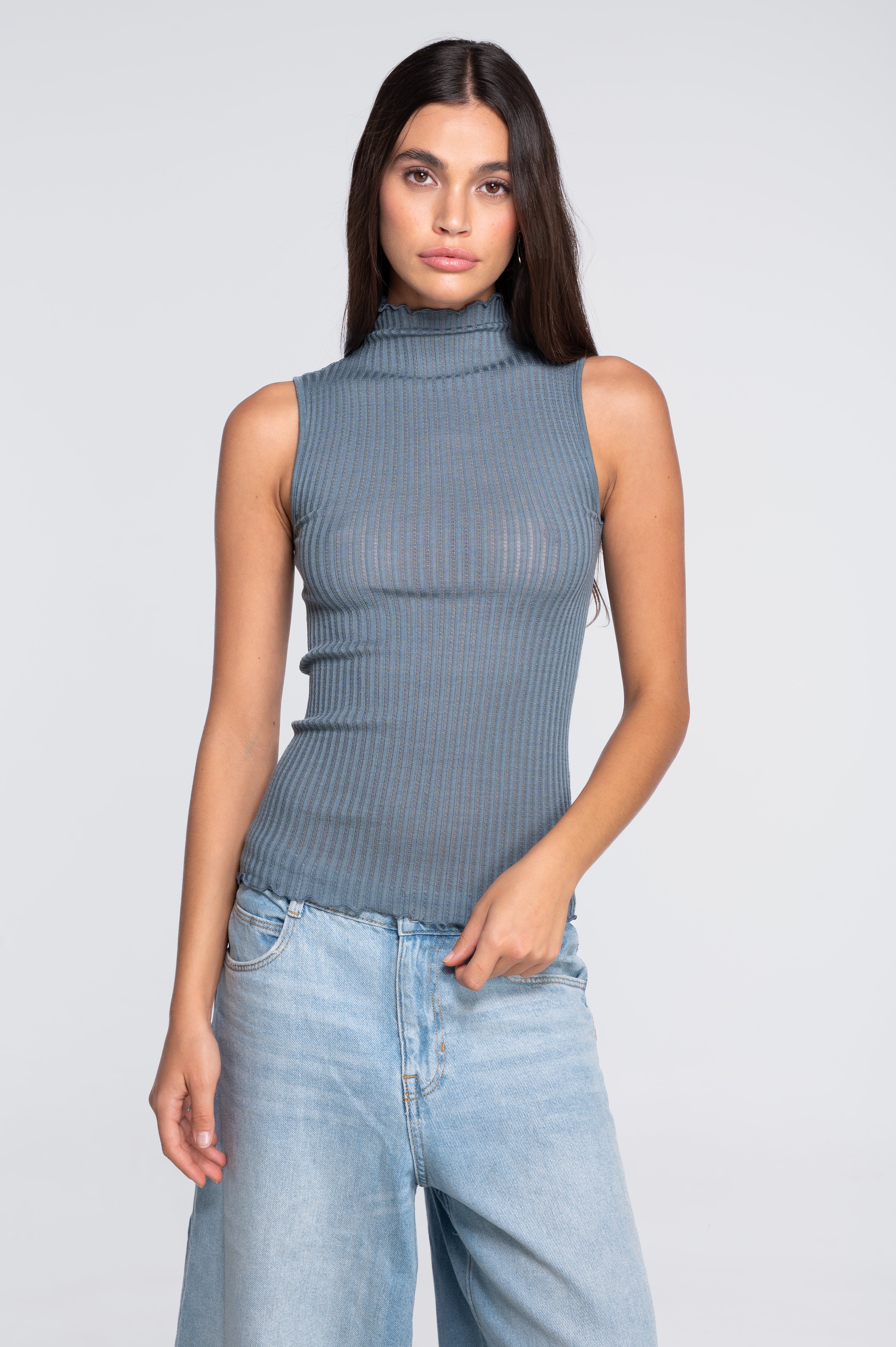 Top senza maniche con collo alto in lana ajouré e seta 7492