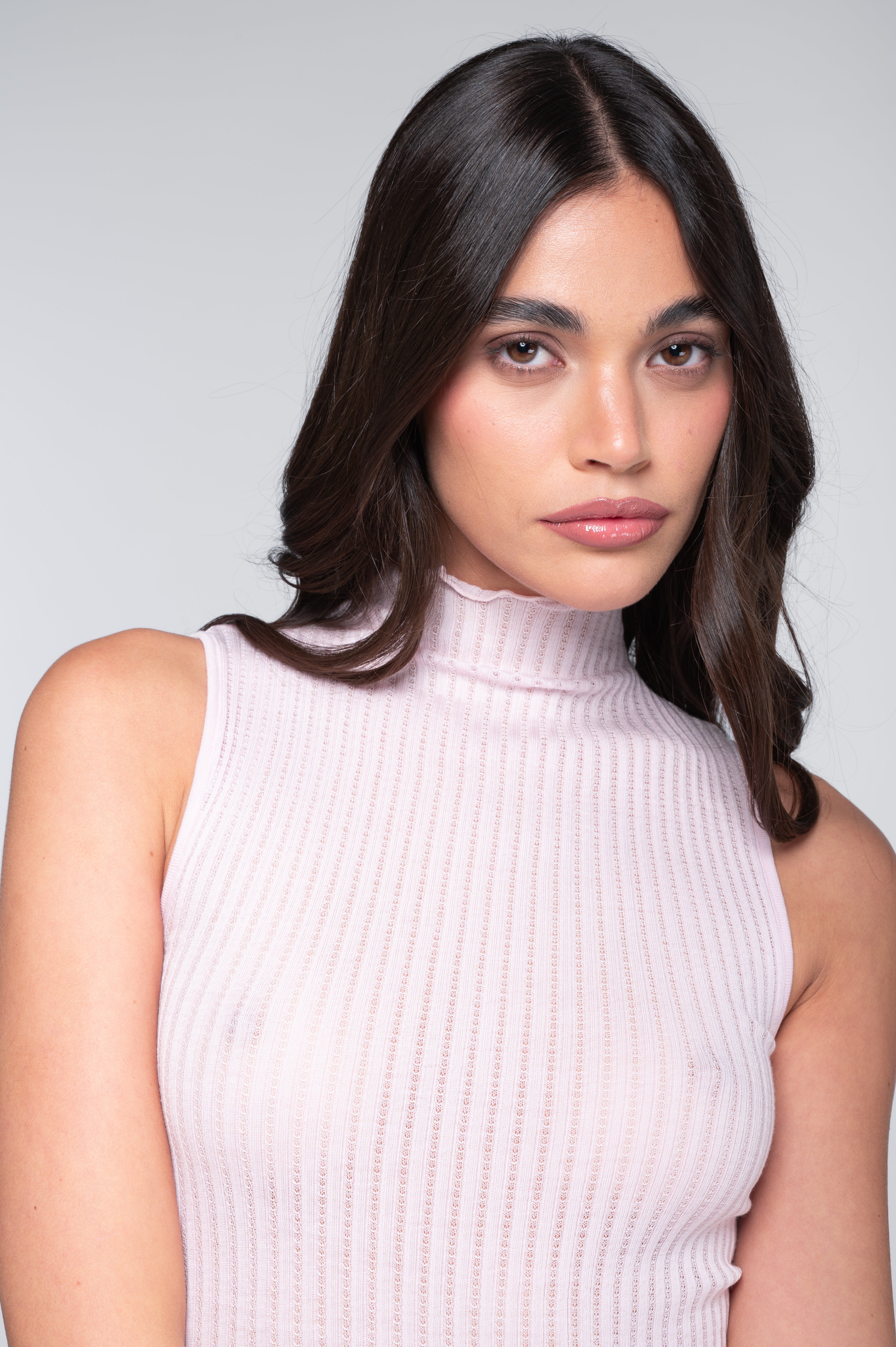 Top senza maniche con collo alto in lana ajouré e seta 7492