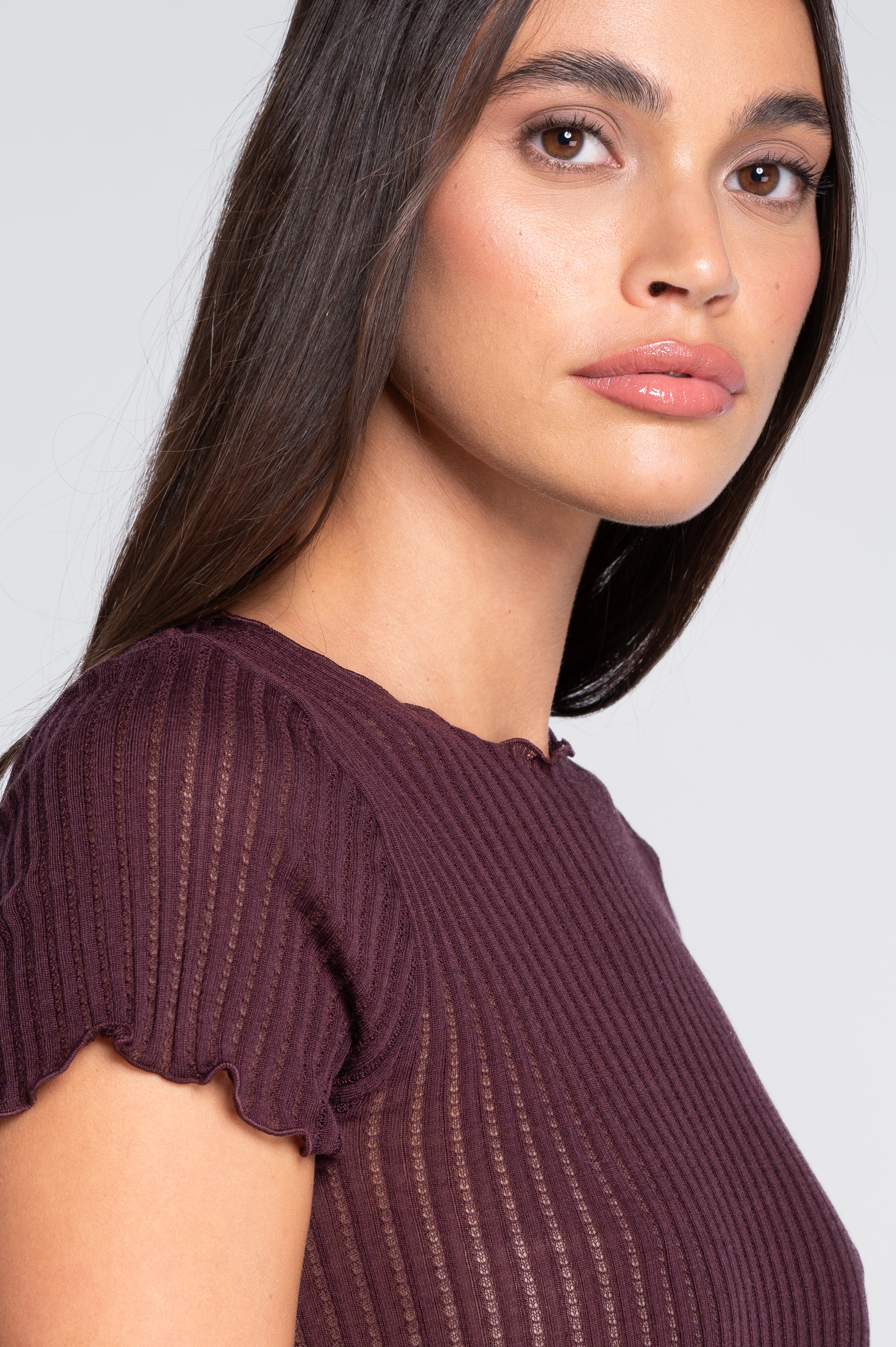 Haut à manches courtes et col rond en laine et soie ajourée 7493