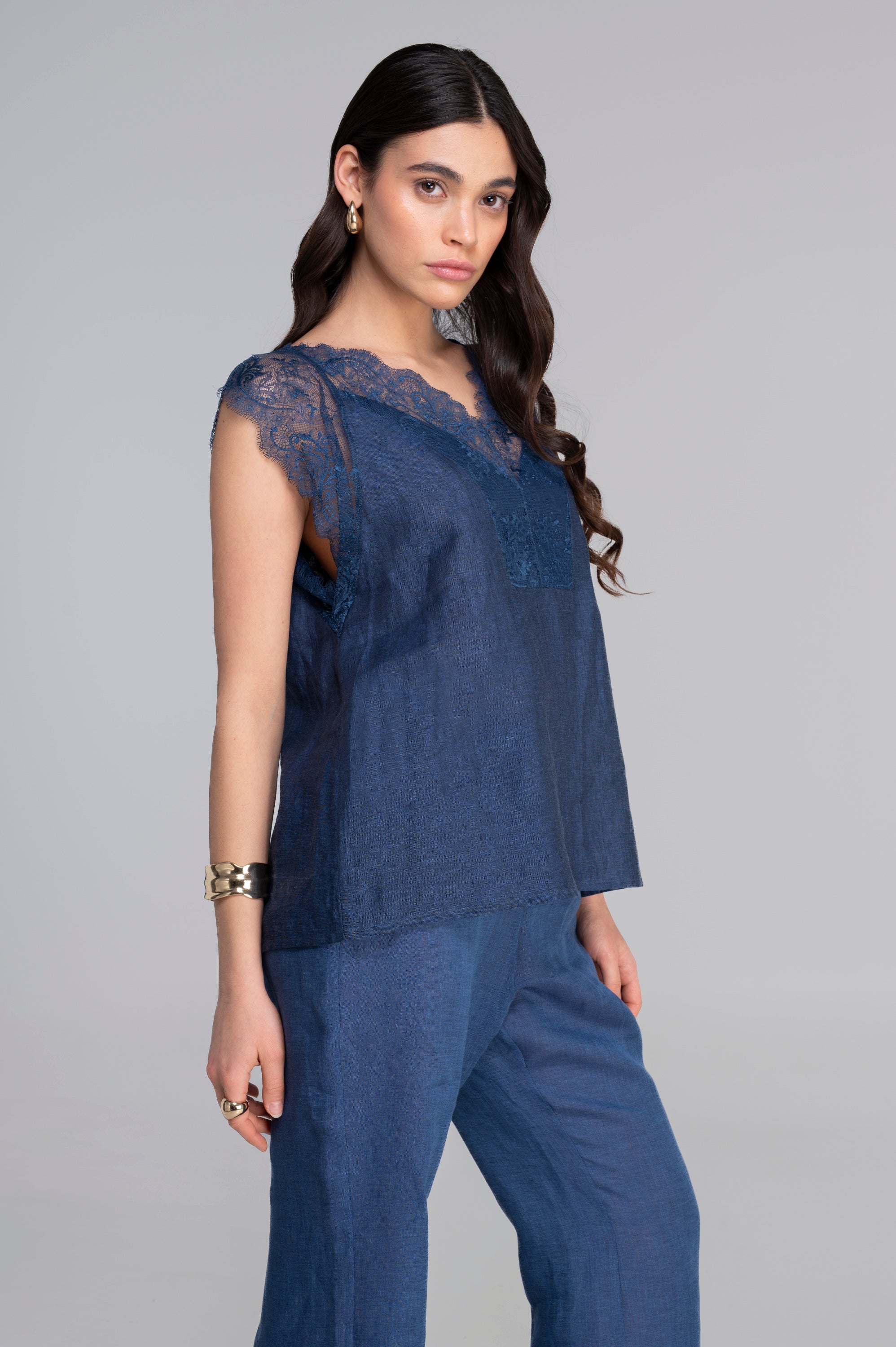 Linen short sleeves shirt with chantilly lace 7521