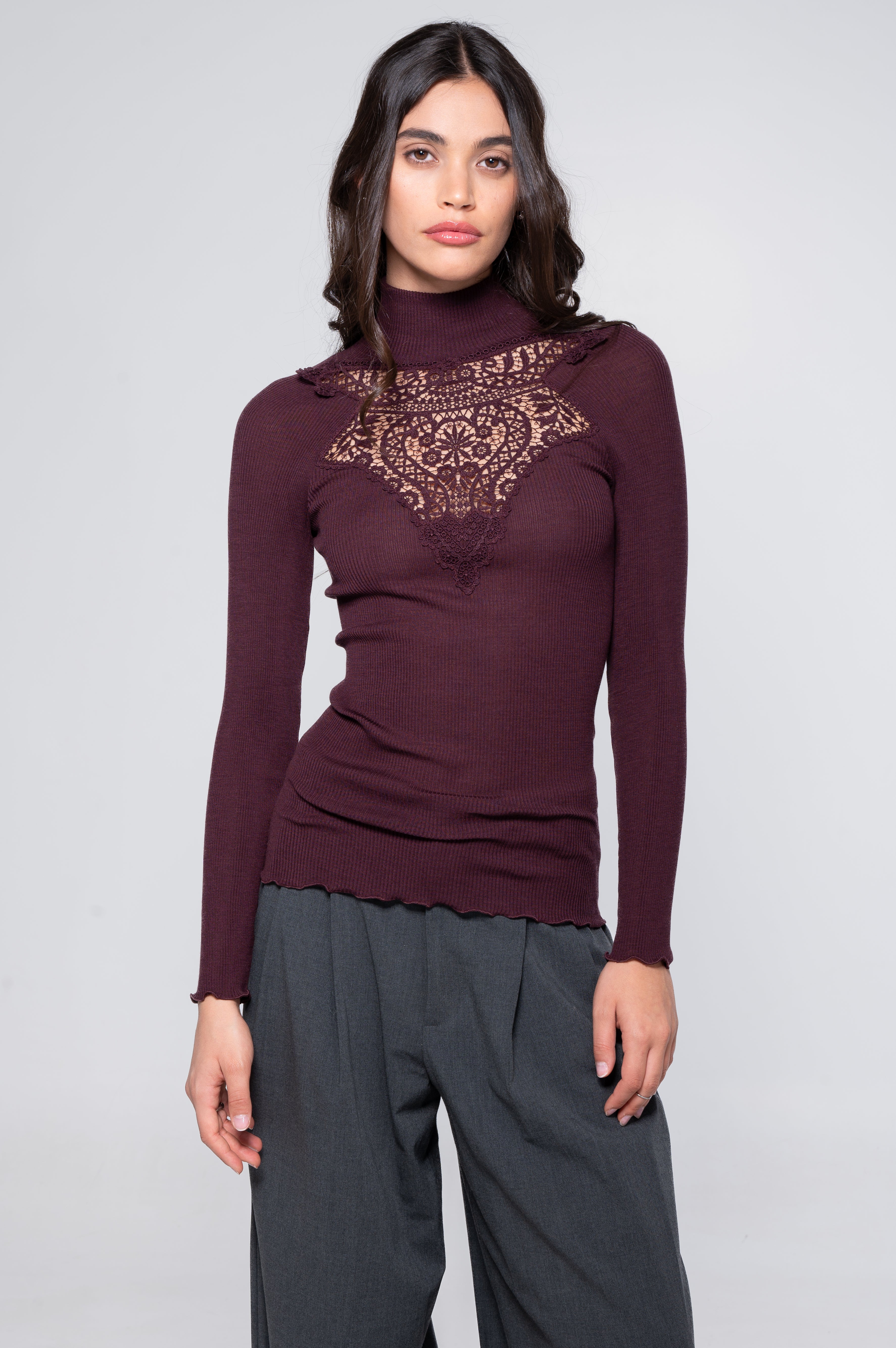 Long sleeves mock neck shirt with vintage macramé motif 7608