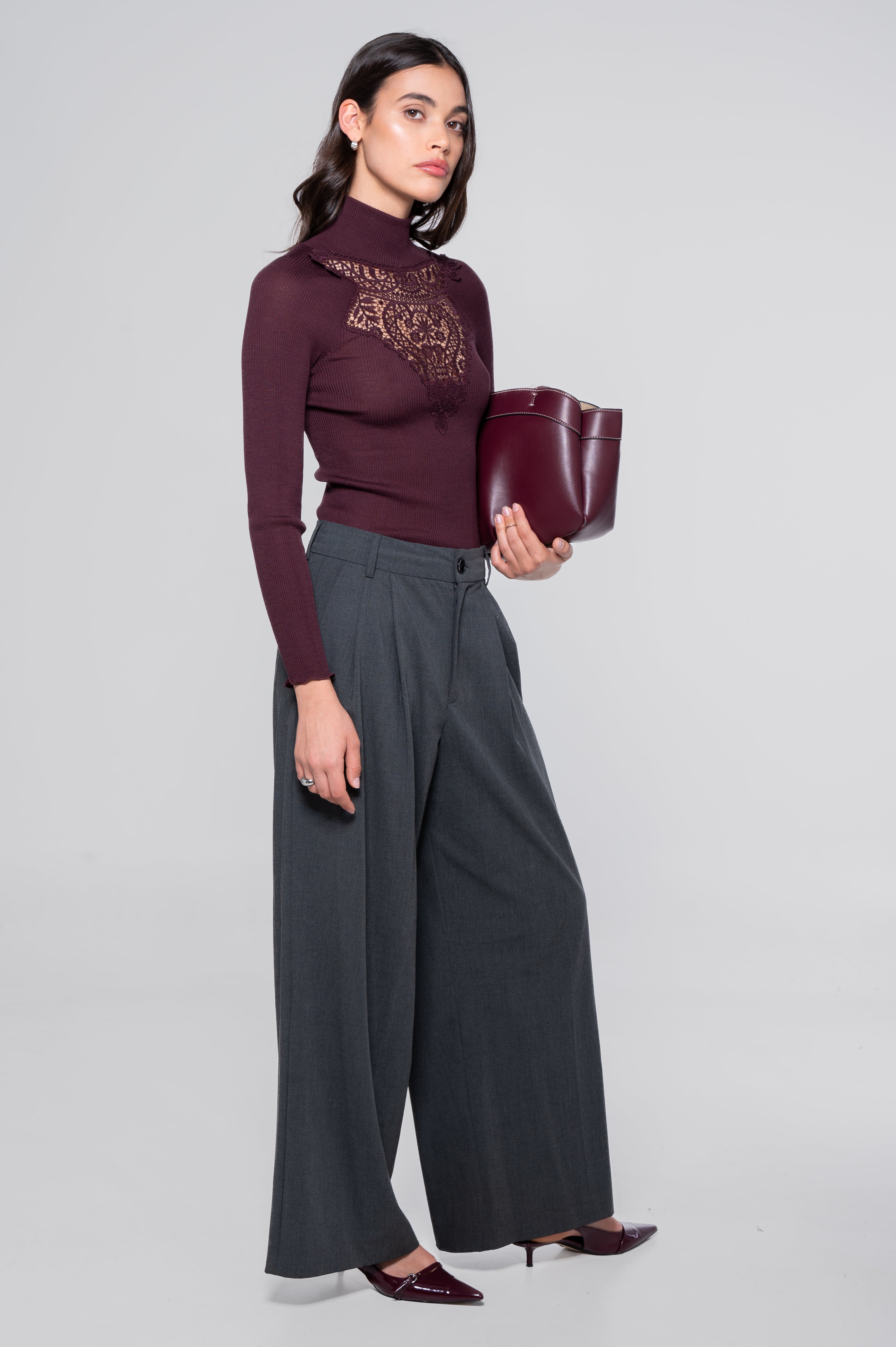 Long sleeves mock neck shirt with vintage macramé motif 7608