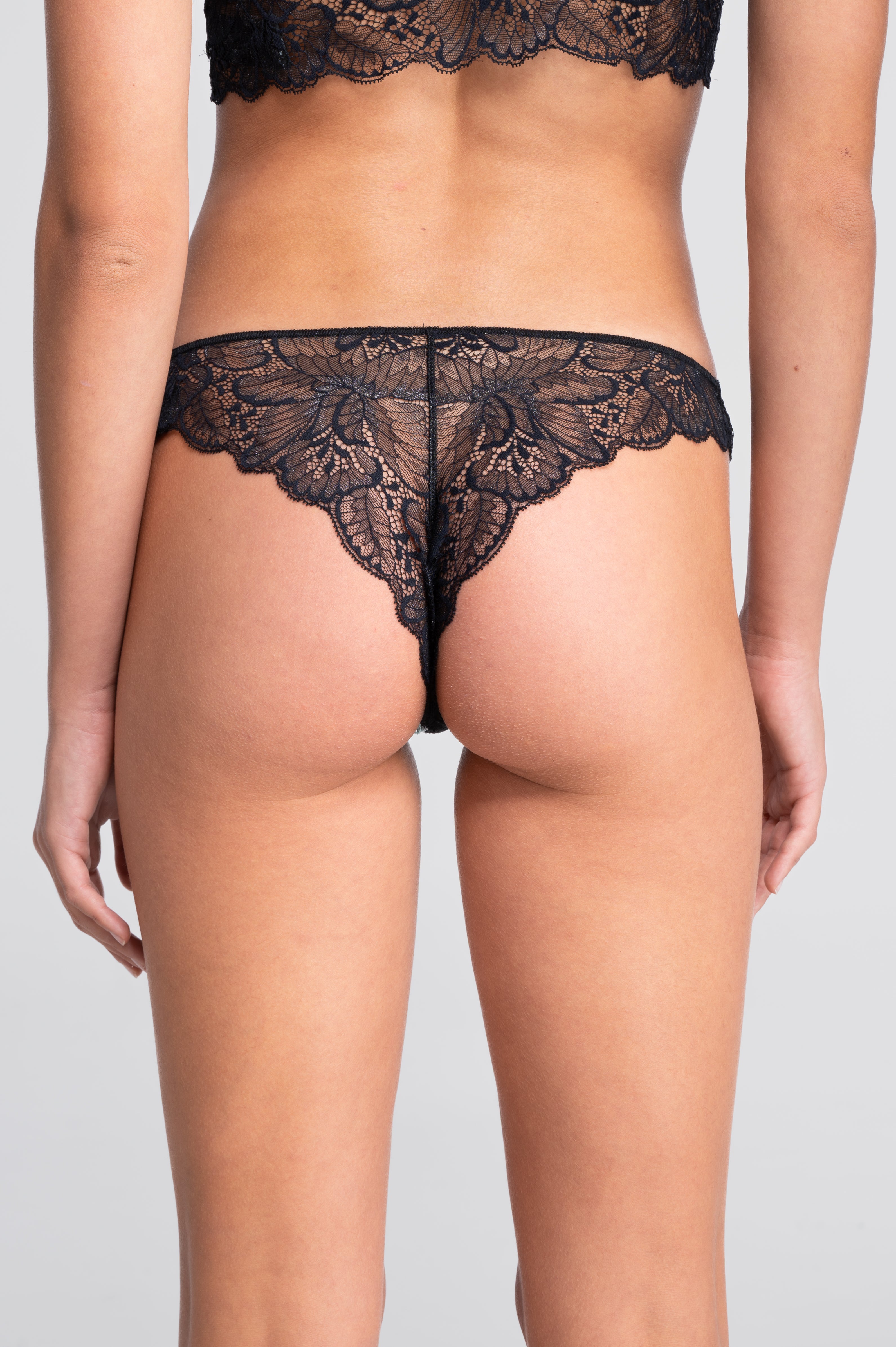Brazilian briefs in Leavers lace 7617