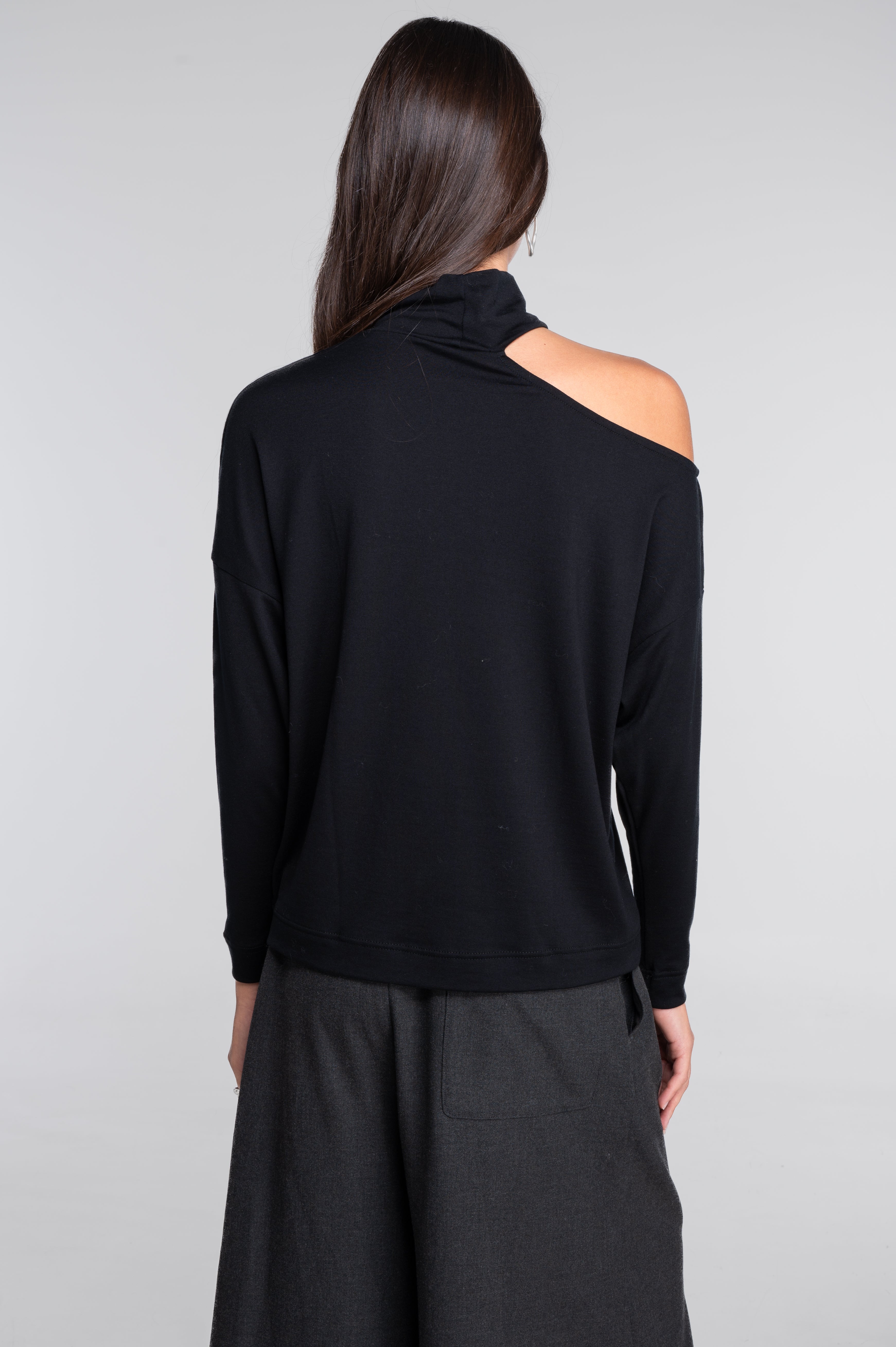 Long sleeves mock neck shirt with shoulder cutout 7631