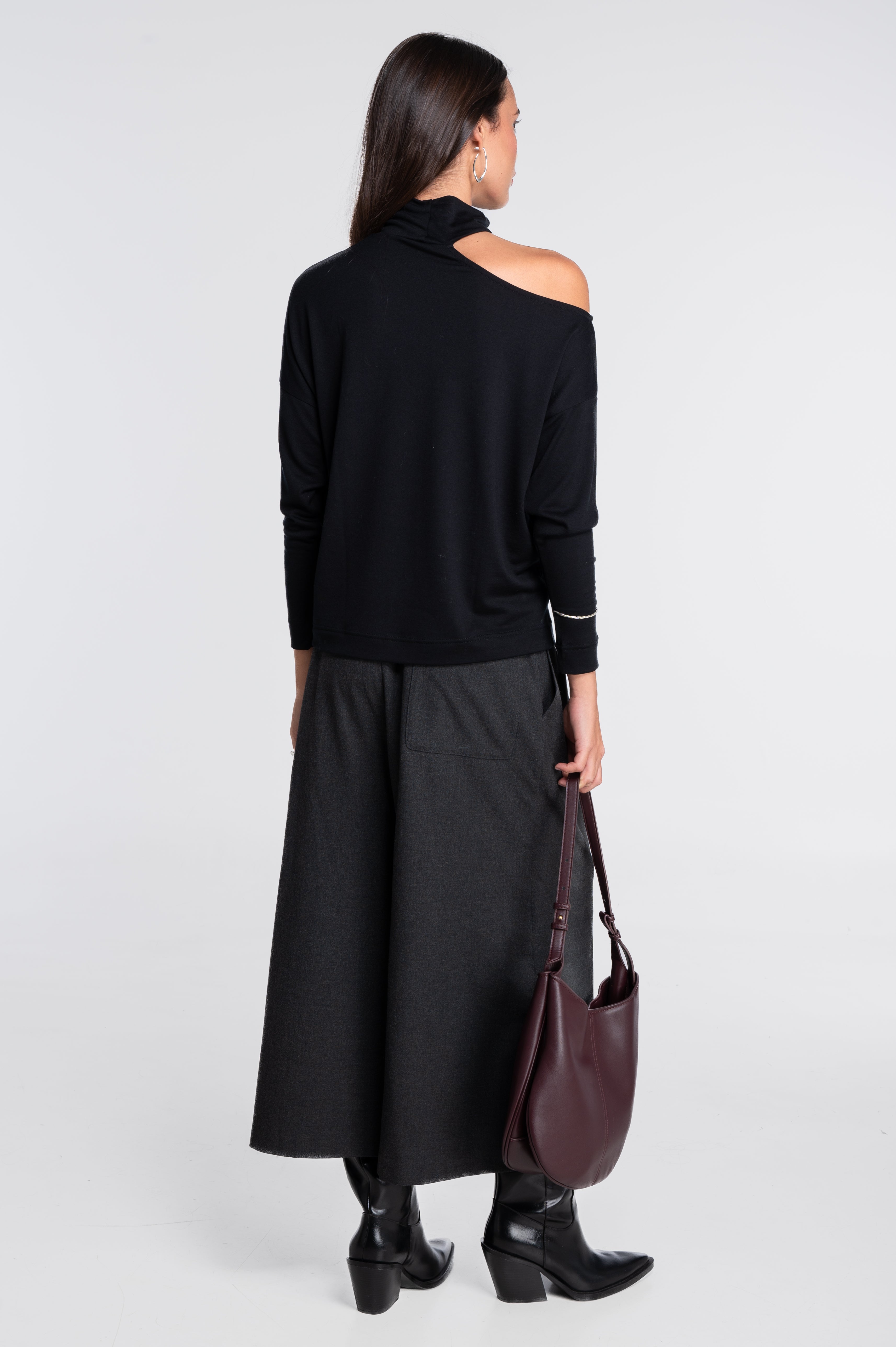 Long sleeves mock neck shirt with shoulder cutout 7631