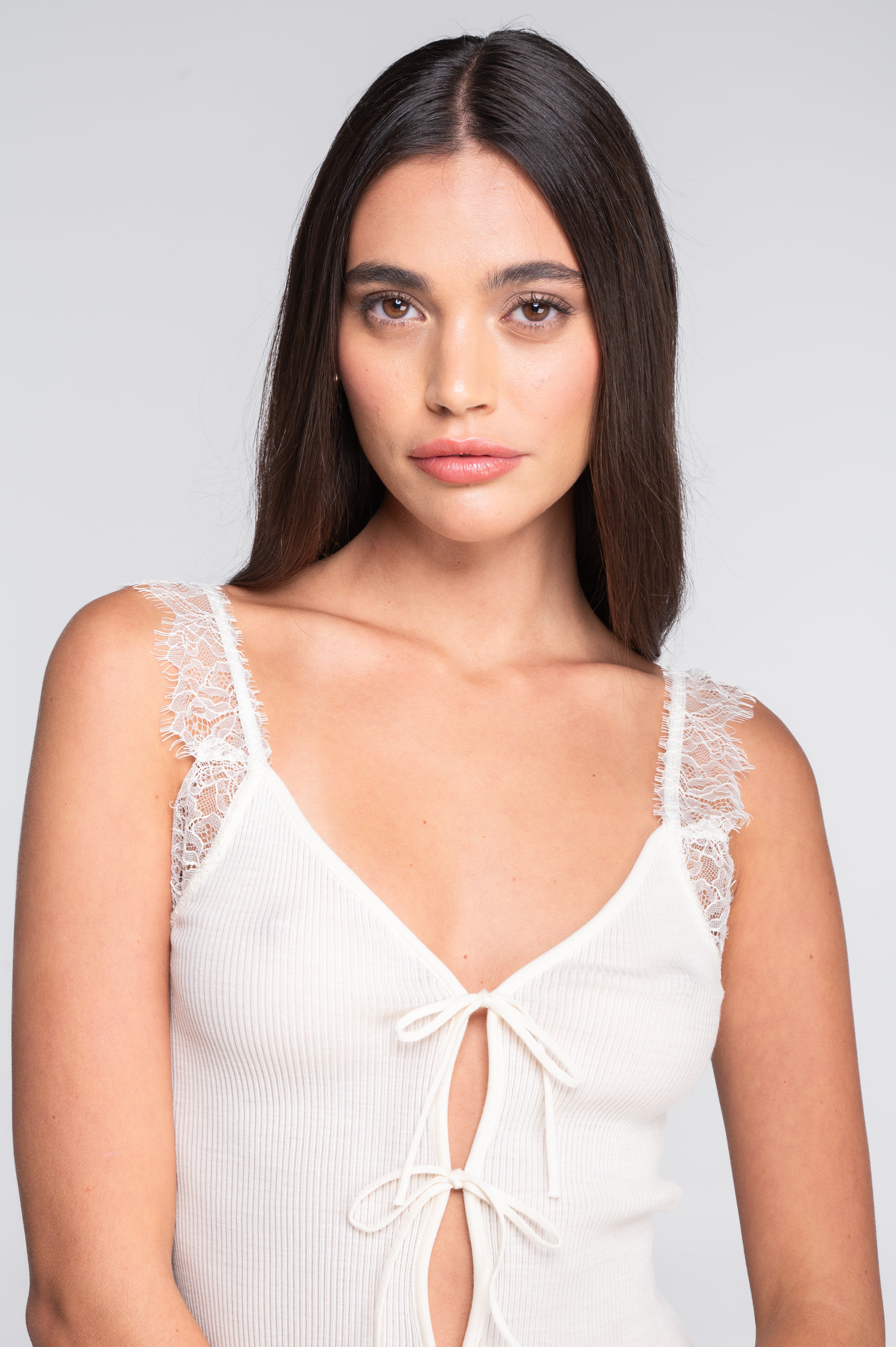 Top en laine et soie avec dentelle Chantilly et liens à nouer sur le devant 7640