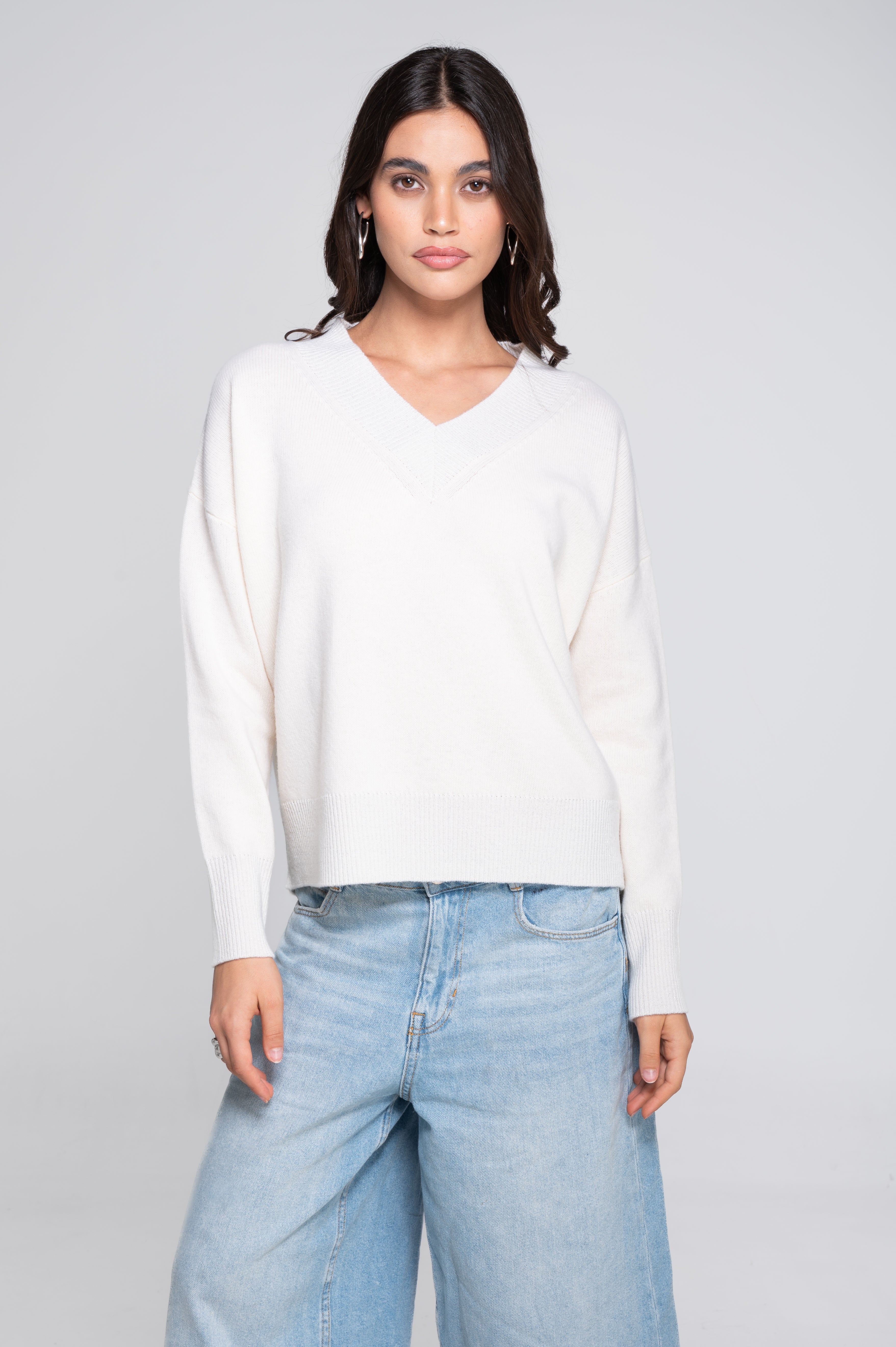 V neck pullover in pure carded wool with lurex details 7672L