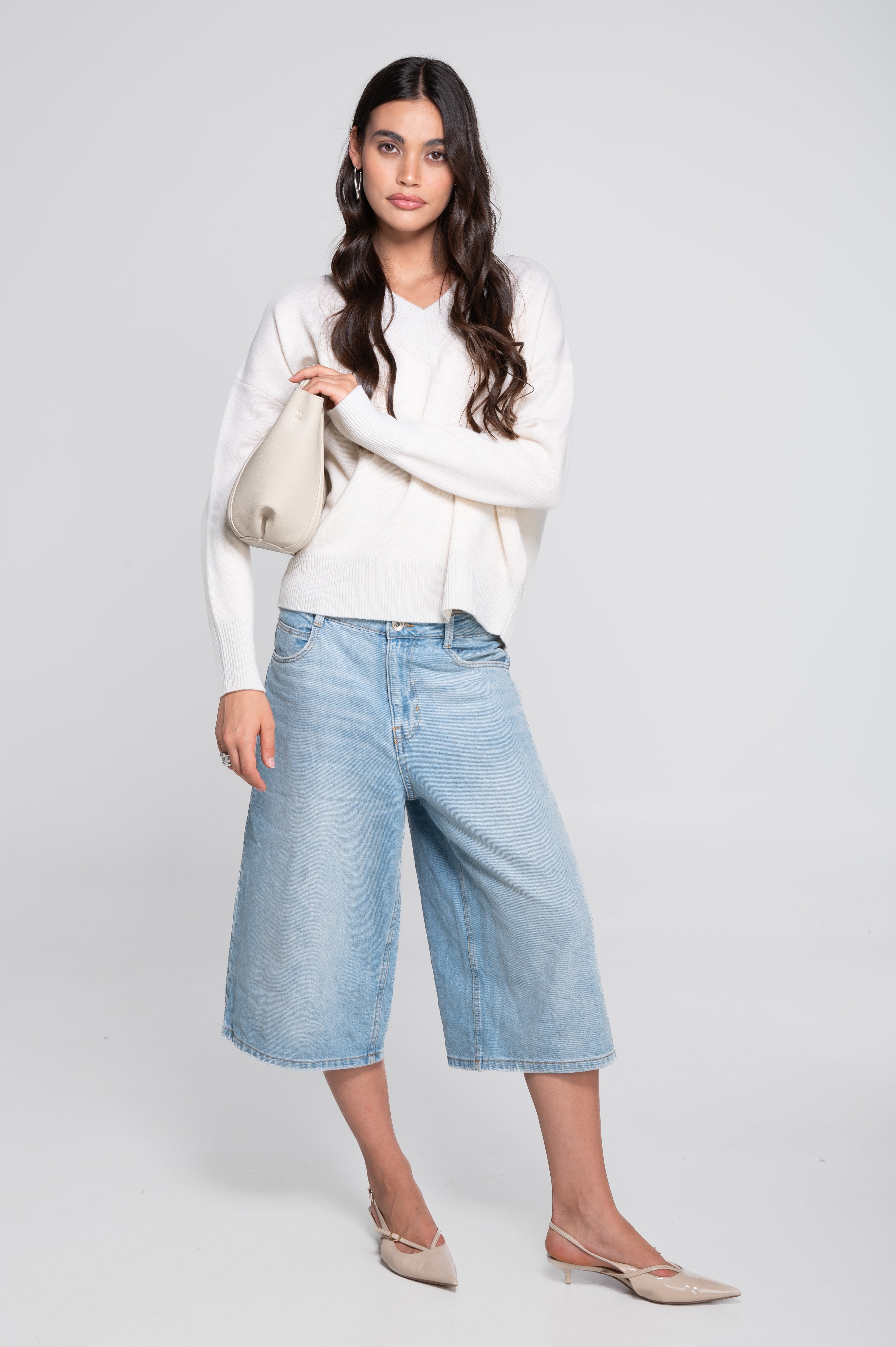 Pull à col en V en pure laine cardée avec détails en lurex 7672L