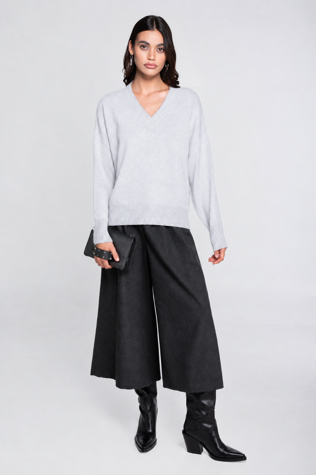Pull à col en V en pure laine cardée avec détails en lurex 7672L