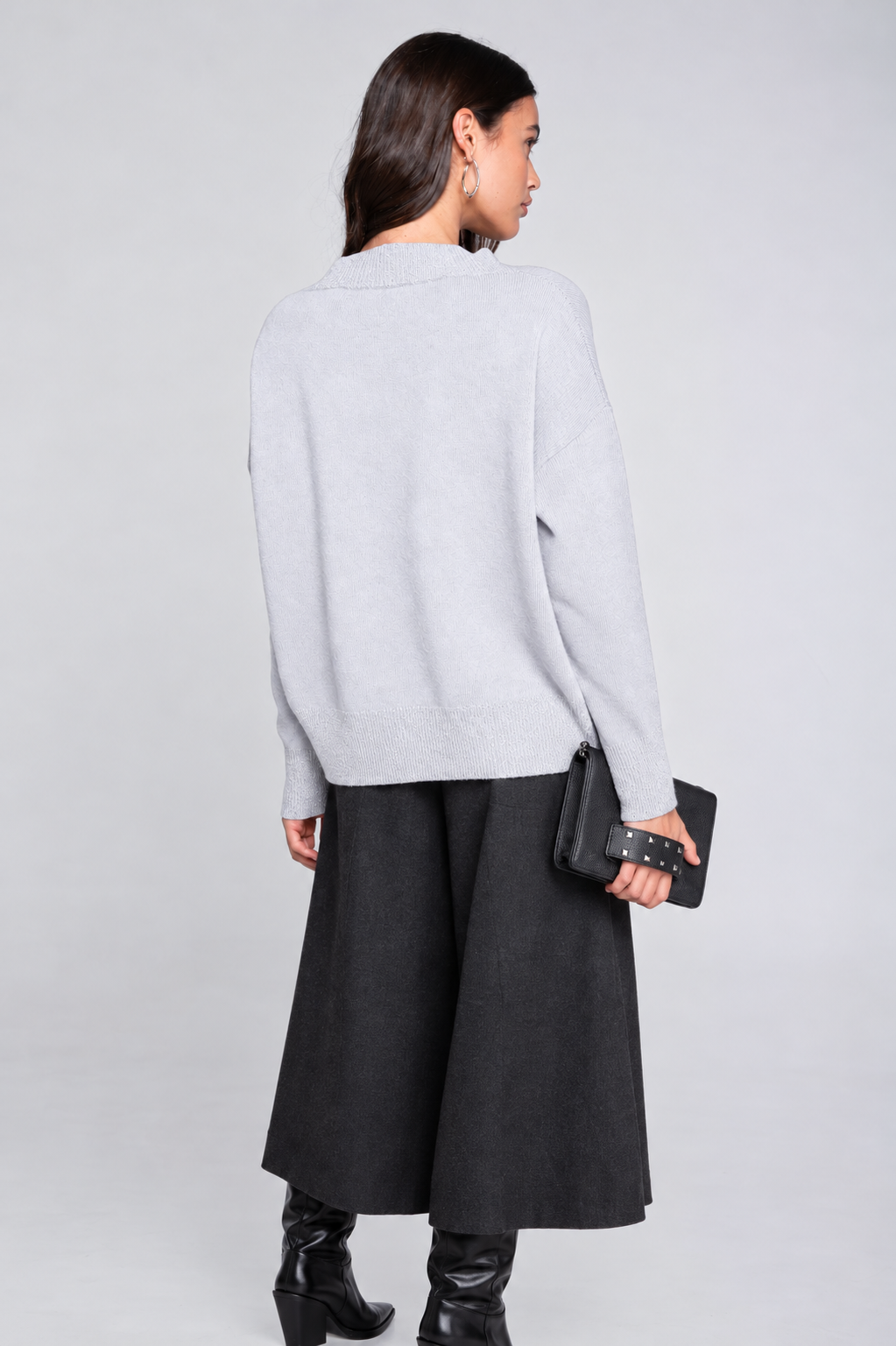 Pull à col en V en pure laine cardée avec détails en lurex 7672L