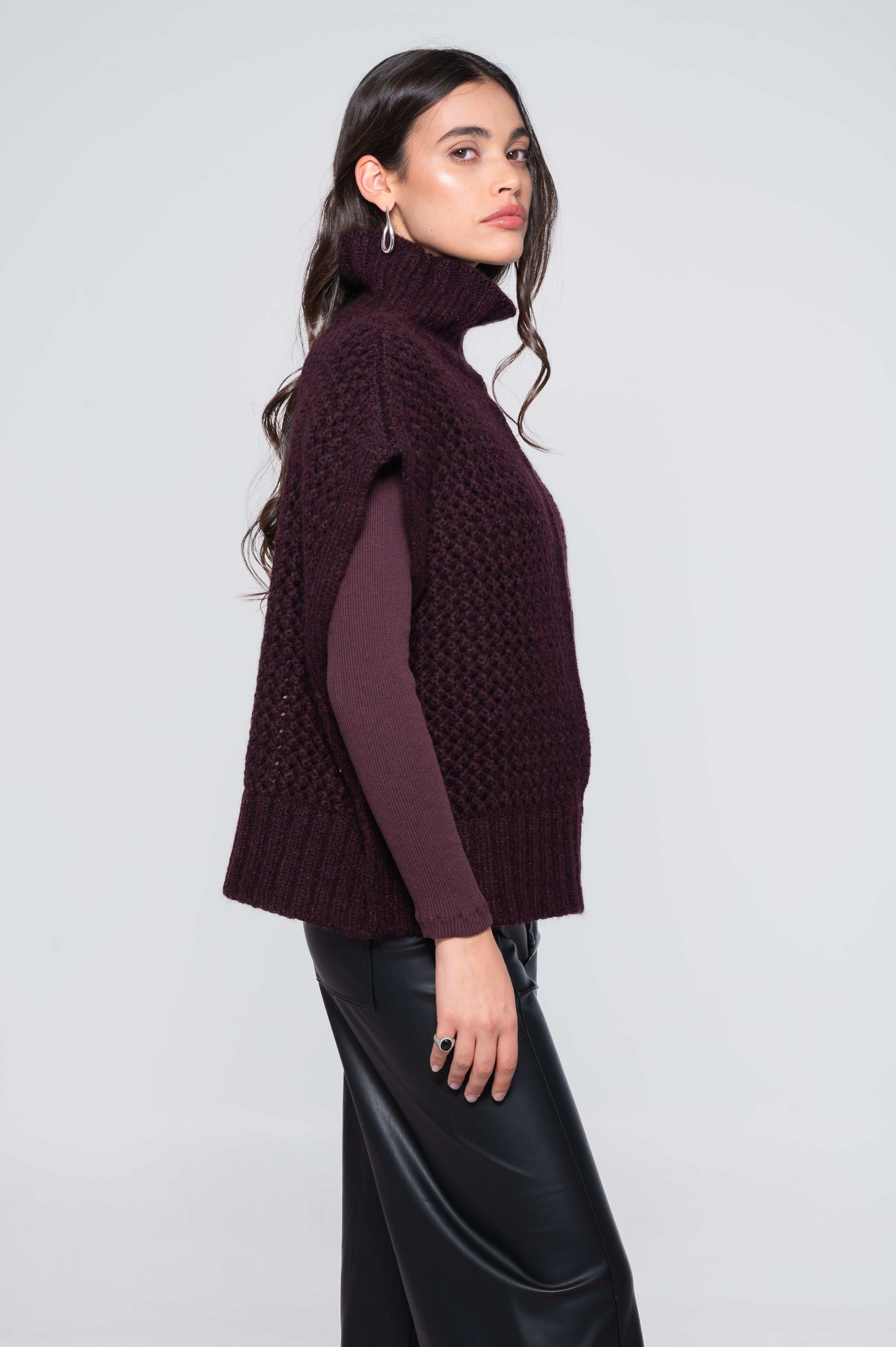 Mock neck vest in alpaca blend with openwork texture 7681