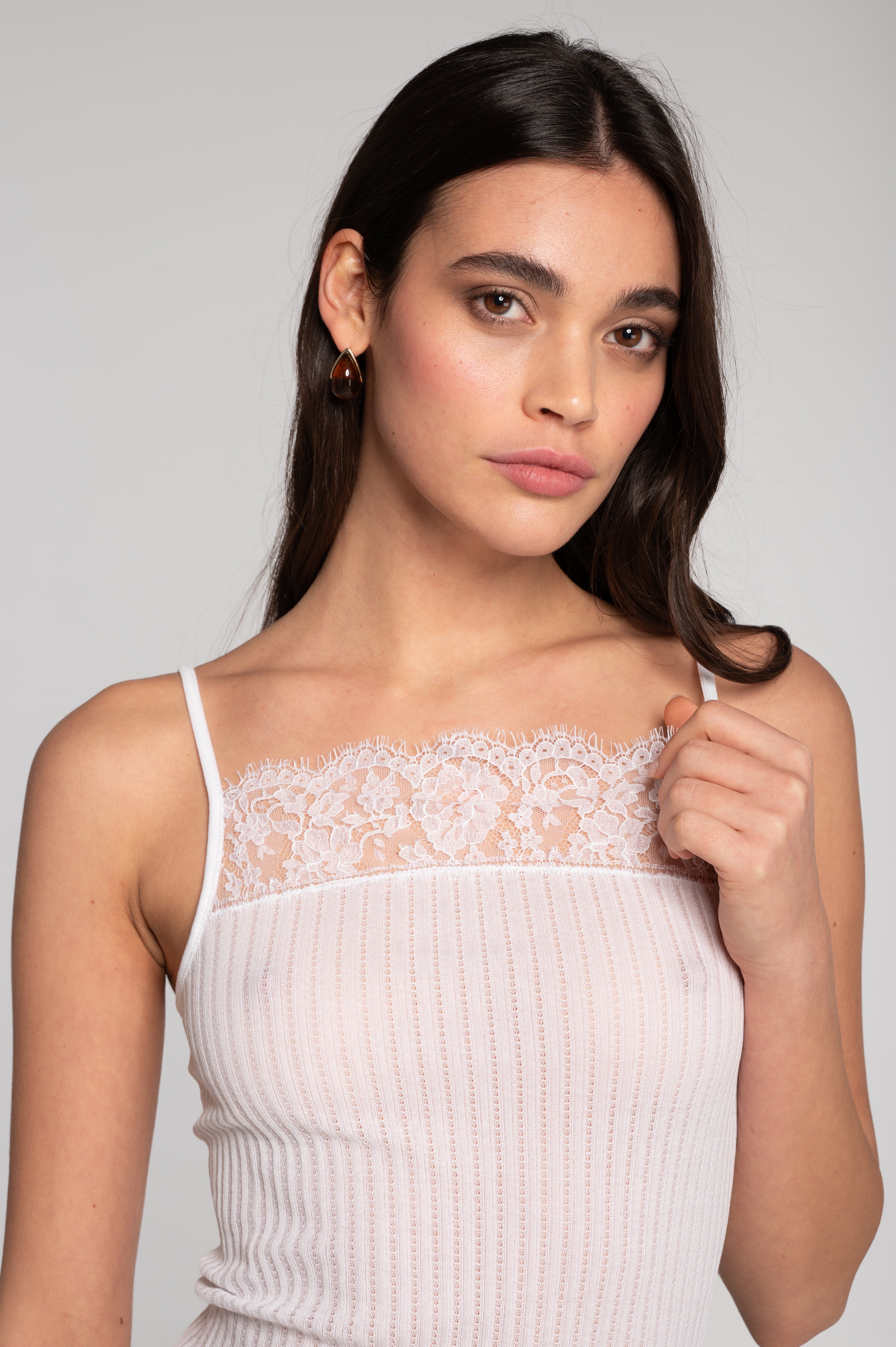 Camisole top in ajouré Filoscozia with Chantilly lace 7700
