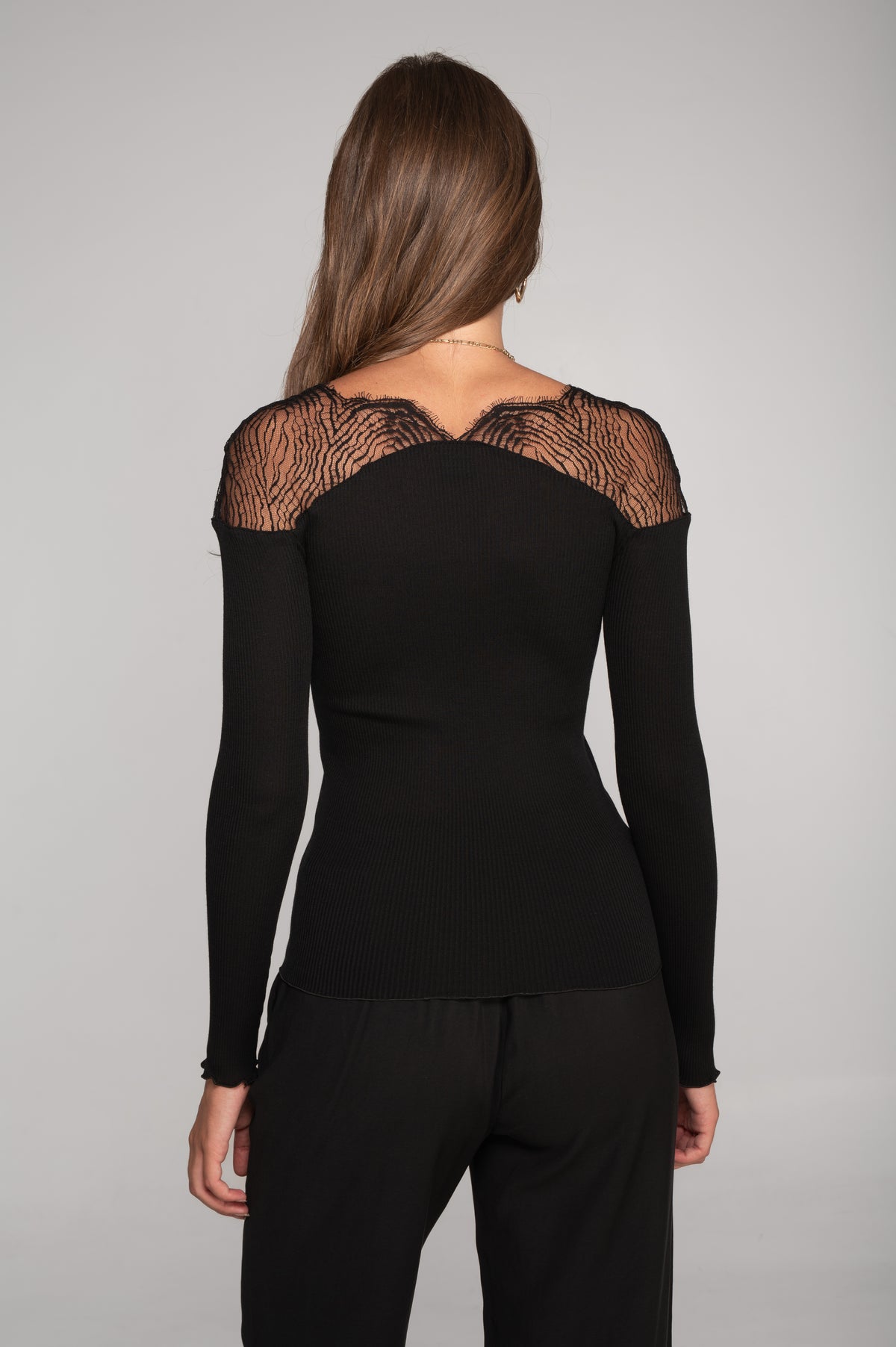 Maglia a maniche lunghe in lana e seta con scollo a V e inserto in pizzo Chantilly 7818