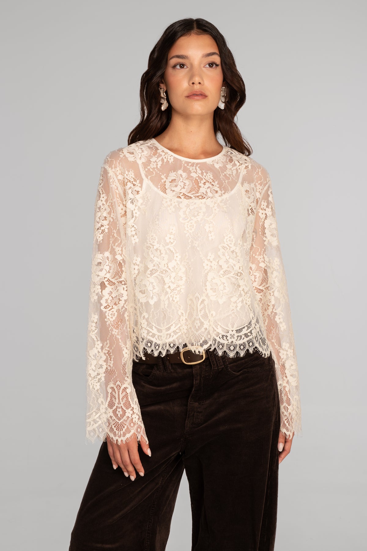 Floral lace roundneck shirt with flared sleeves 7834